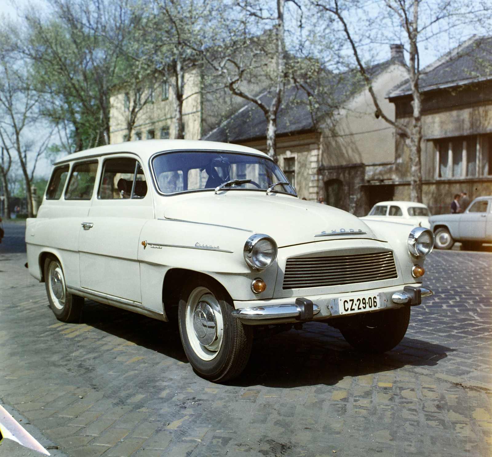 Magyarország, Budapest VIII., Elnök utca a Május 1 Ruhagyár elöl az Orczy (Mező Imre) út felé nézve., 1970, Bauer Sándor, színes, Skoda-márka, kockakő, Skoda Octavia, rendszám, Budapest, Fortepan #126419