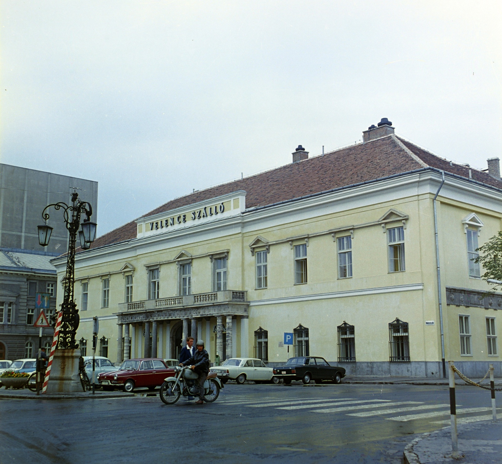 Hungary, Székesfehérvár, Mátyás király körút, szemben a Fő (Március 15.) utca, jobbra a Velence (előtte és később Magyar Király) szálló., 1966, Bauer Sándor, colorful, motorcycle, neon sign, crosswalk, Fortepan #126427