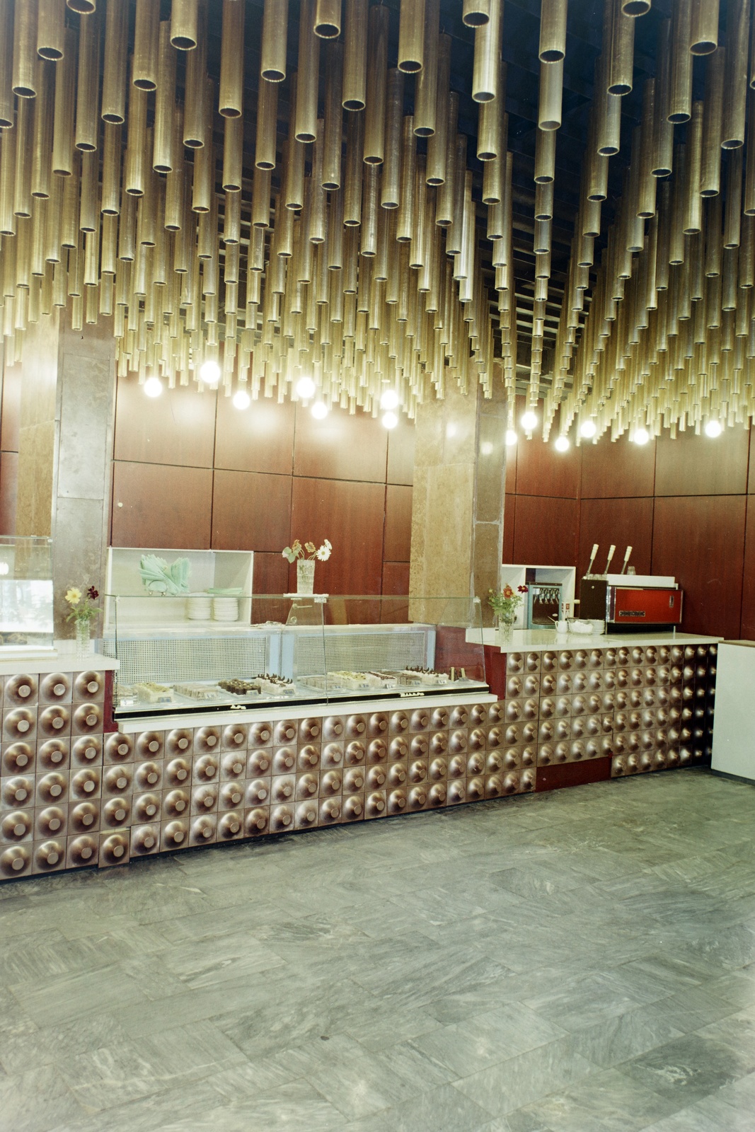 Magyarország, Balatonfüred, Blaha Lujza utca 7., Kedves cukrászda., 1973, Bauer Sándor, színes, cukrászda, álmennyezet, Fortepan #126428