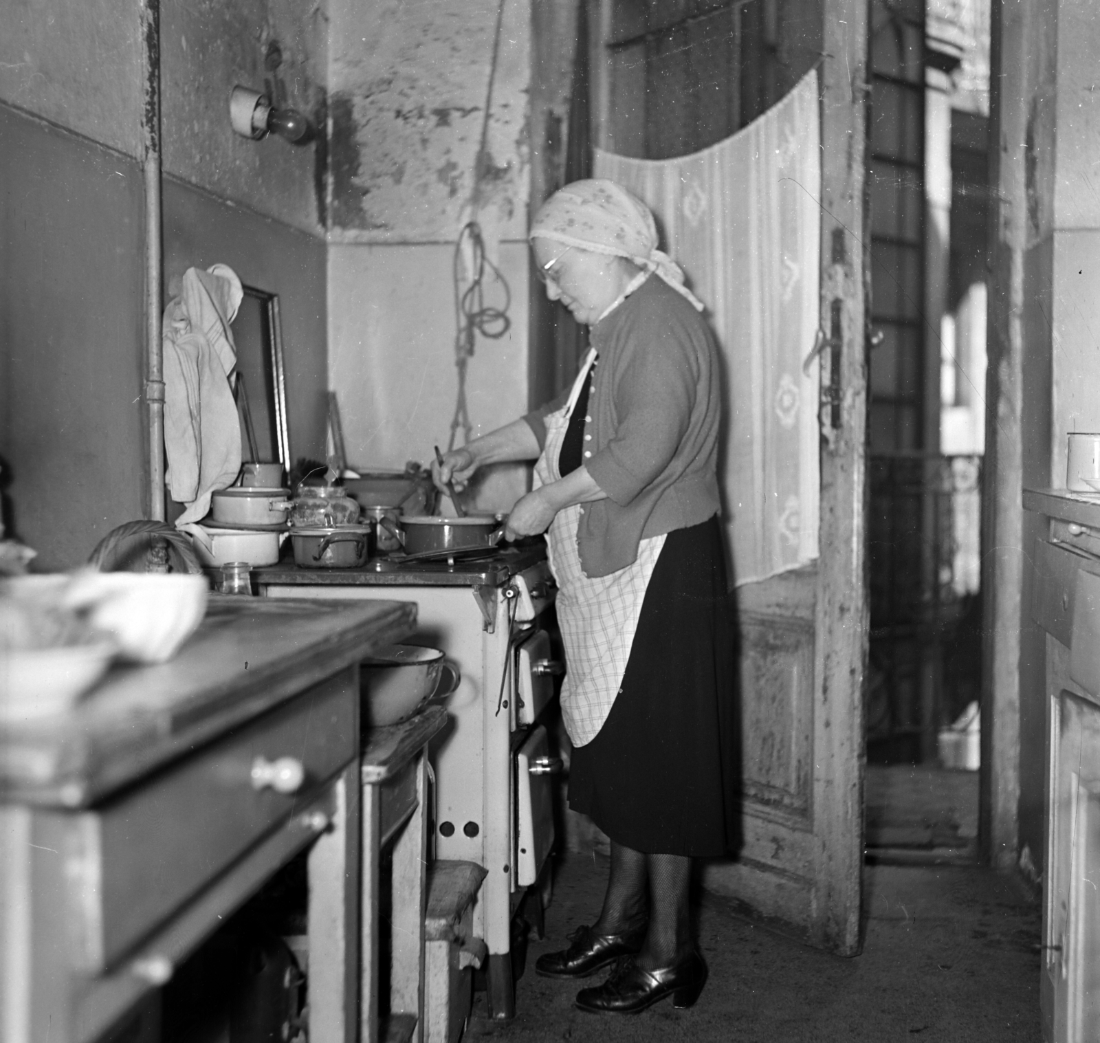 Hungary, Budapest VIII., a felvétel a Népszínház utca 27. számú ház egyik lakásában készült., 1958, Bauer Sándor, kitchen, headscarf, old person, poverty, cooking, Budapest, Fortepan #126432