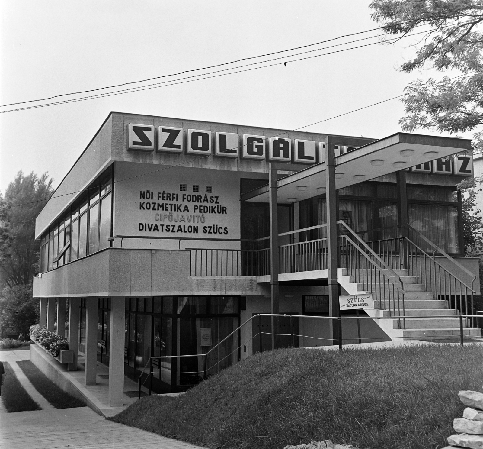 Hungary, Budapest II., Pasaréti út 104,. Szolgáltatóház., 1969, Bauer Sándor, cosmetics, store, hairdresser, furrier, Budapest, shoe repair, service center, Fashion store, pedicure, Fortepan #126434