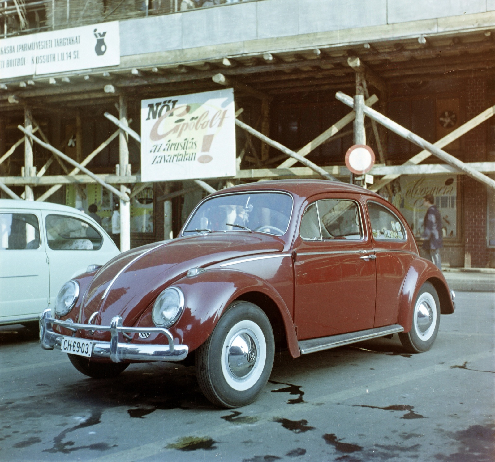 Hungary, Budapest V., Ferenciek tere (Felszabadulás tér), háttérben a felállványozott Párizsi udvar., 1963, Bauer Sándor, ad, colorful, Volkswagen-brand, number plate, Volkswagen Beetle, Budapest, Fortepan #126446