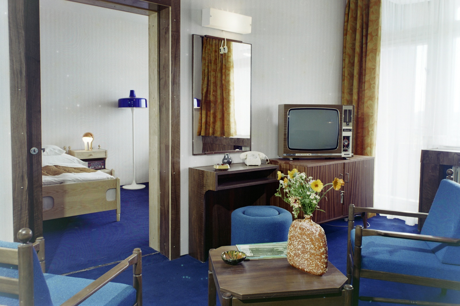 Hungary, Szombathely, Bartók Béla körút 39., Hotel Claudius, lakosztály., 1972, Bauer Sándor, flower, light, bed, colorful, TV, mirror, hotel, Fortepan #126457