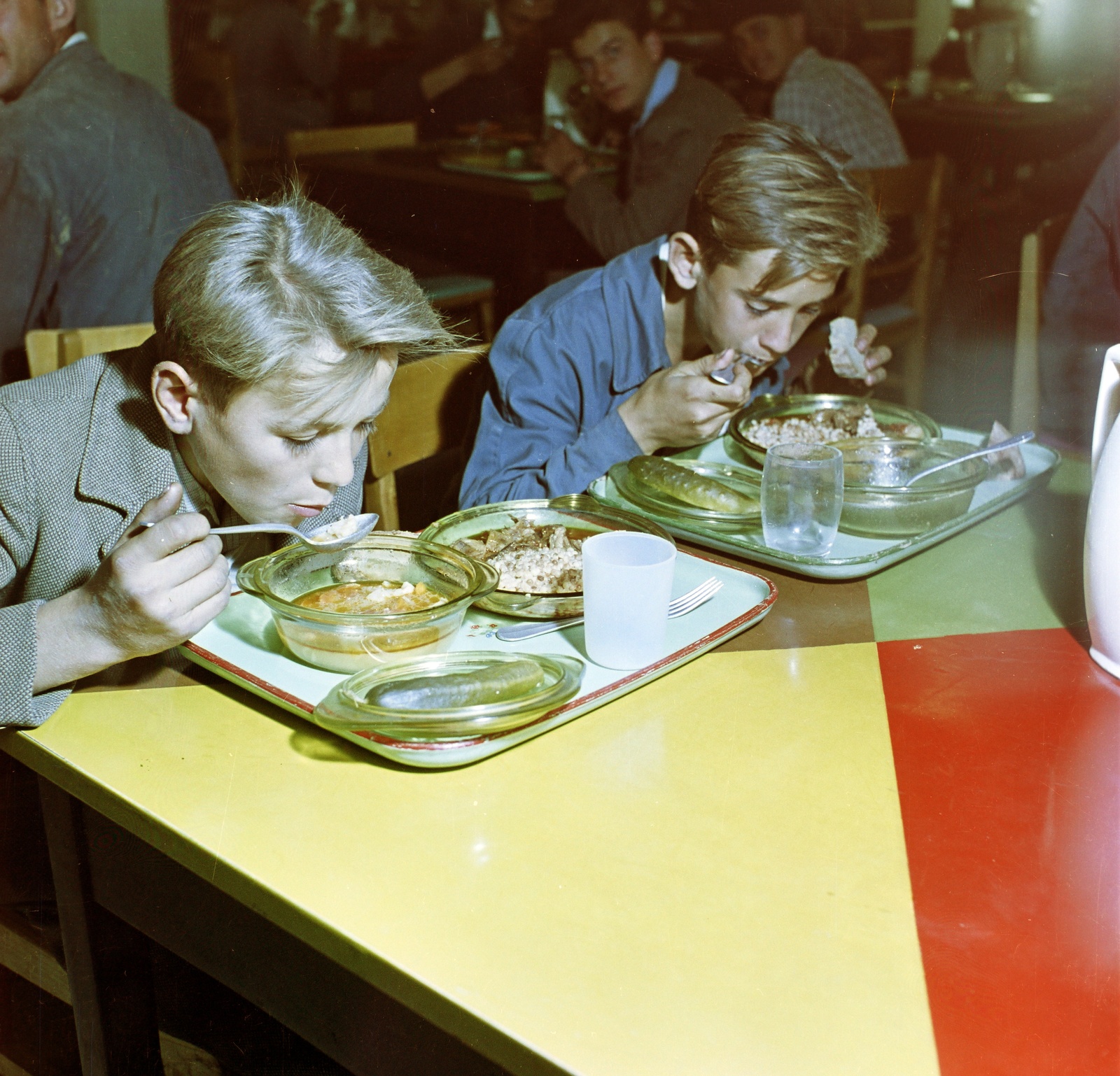Hungary, Ajka, Hőerőmű, ebédlő., 1961, Bauer Sándor, colorful, heat-proof dishes, meal, self-serving restaurant, Fortepan #126460