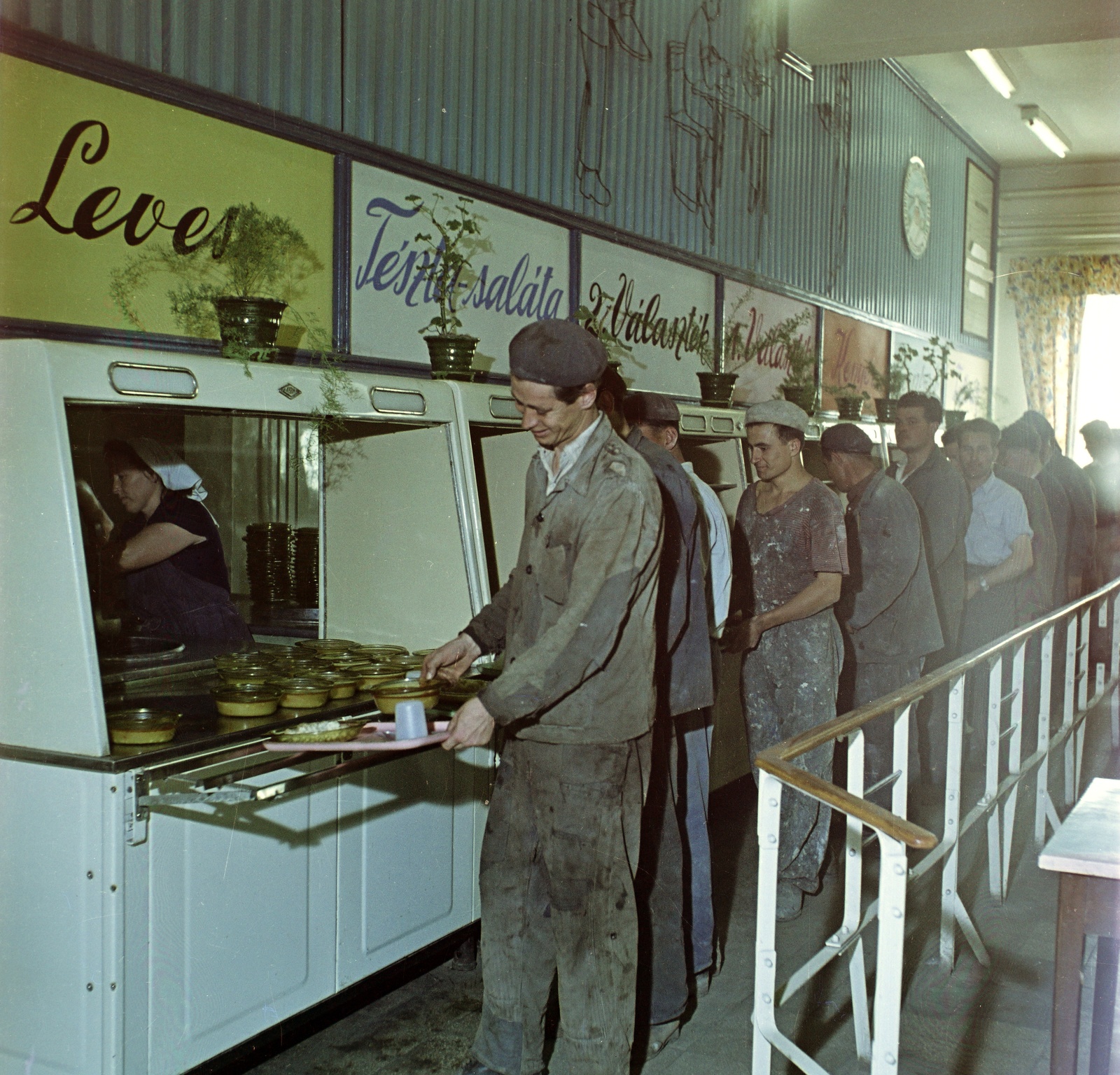 Hungary, Ajka, Hőerőmű, ebédlő., 1961, Bauer Sándor, colorful, standing in line, heat-proof dishes, Fortepan #126461