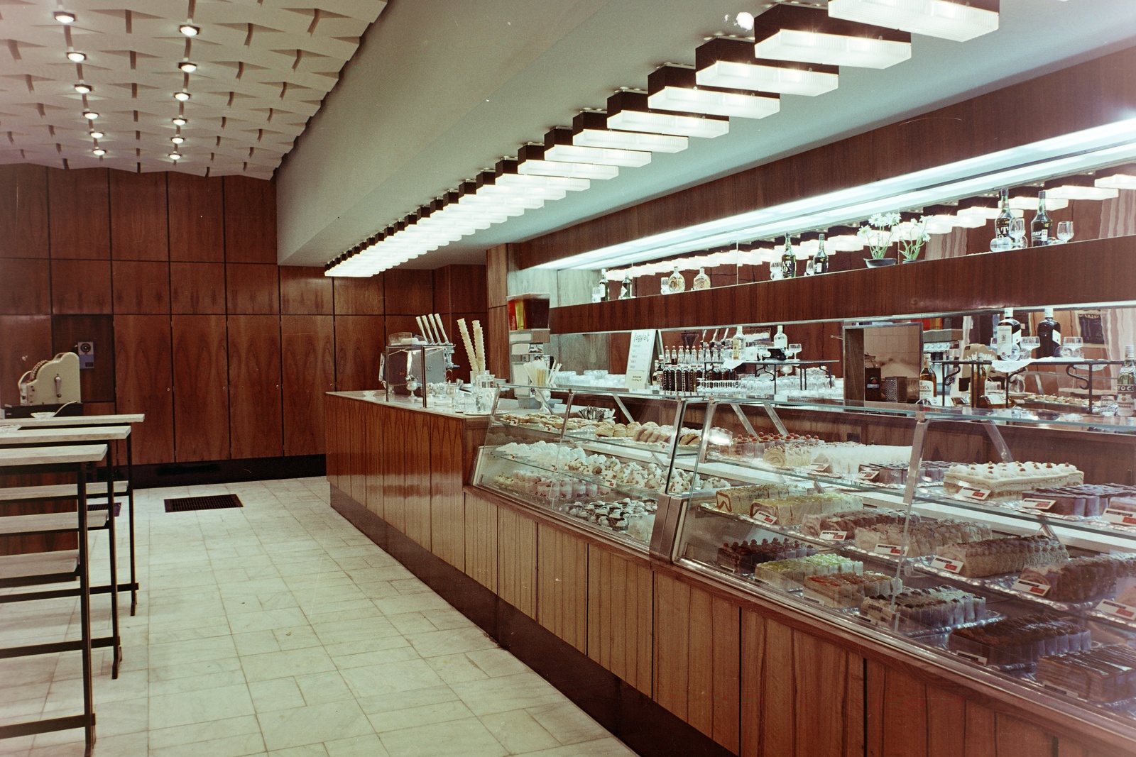 Magyarország, Budapest VII., Erzsébet (Lenin) körút 36., Pálma cukrászda., 1971, Bauer Sándor, színes, pult, pénztárgép, kávégép, Budapest, Fortepan #126465