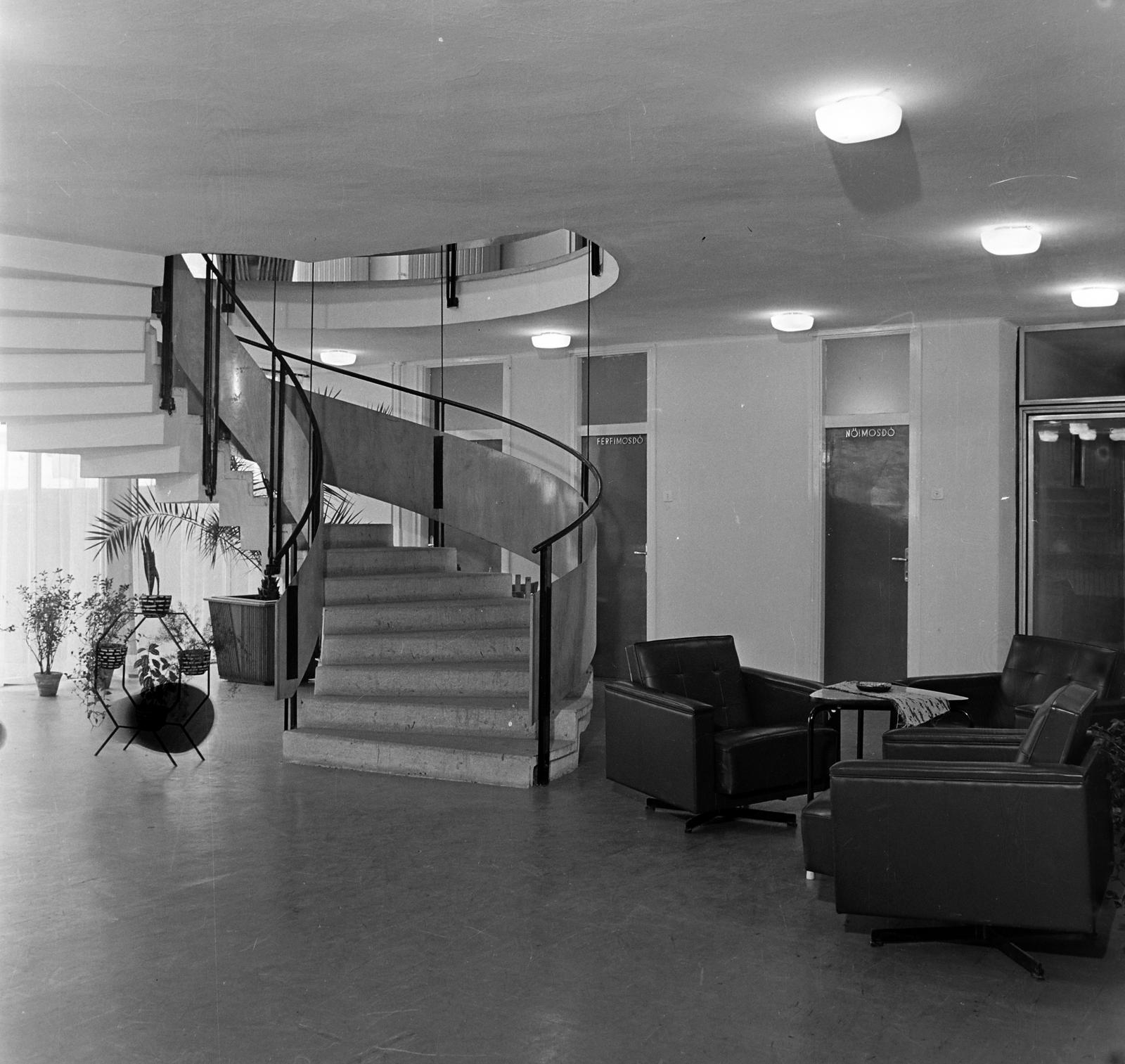 Hungary, Kőszeg, Szabó-hegy, Felsőerdő út, a Hotel Express Panoráma társalgója., 1972, Bauer Sándor, spiral staircase, Fortepan #126474