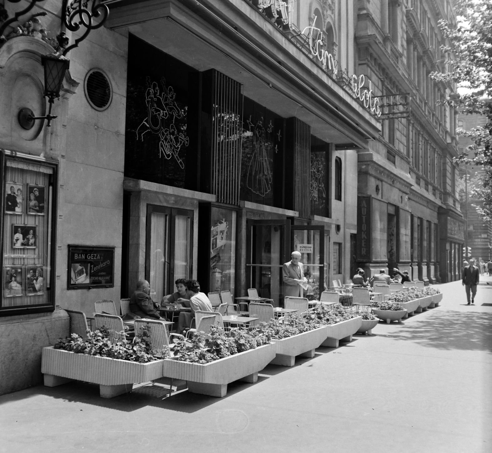 Hungary, Budapest VI., Nagymező utca 17., a Budapest Táncpalota (Moulin Rouge) eszpresszójának terasza az Andrássy út (Népköztársaság útja) felé nézve., 1968, Bauer Sándor, Budapest, Fortepan #126485