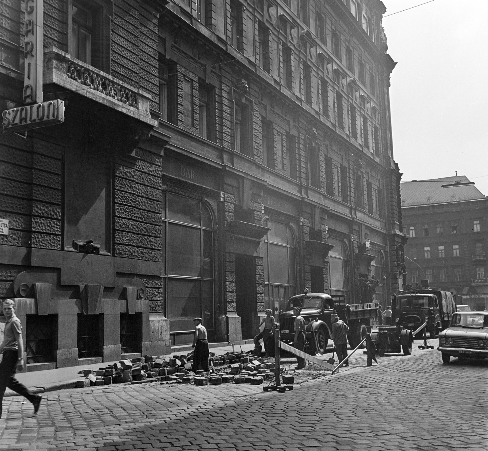 Hungary, Budapest VII., Dohány utca az Osvát utca felől az Erzsébet (Lenin) körút felé nézve, balra a New York palota., 1968, Bauer Sándor, cobblestones, neon sign, Budapest, Fortepan #126488