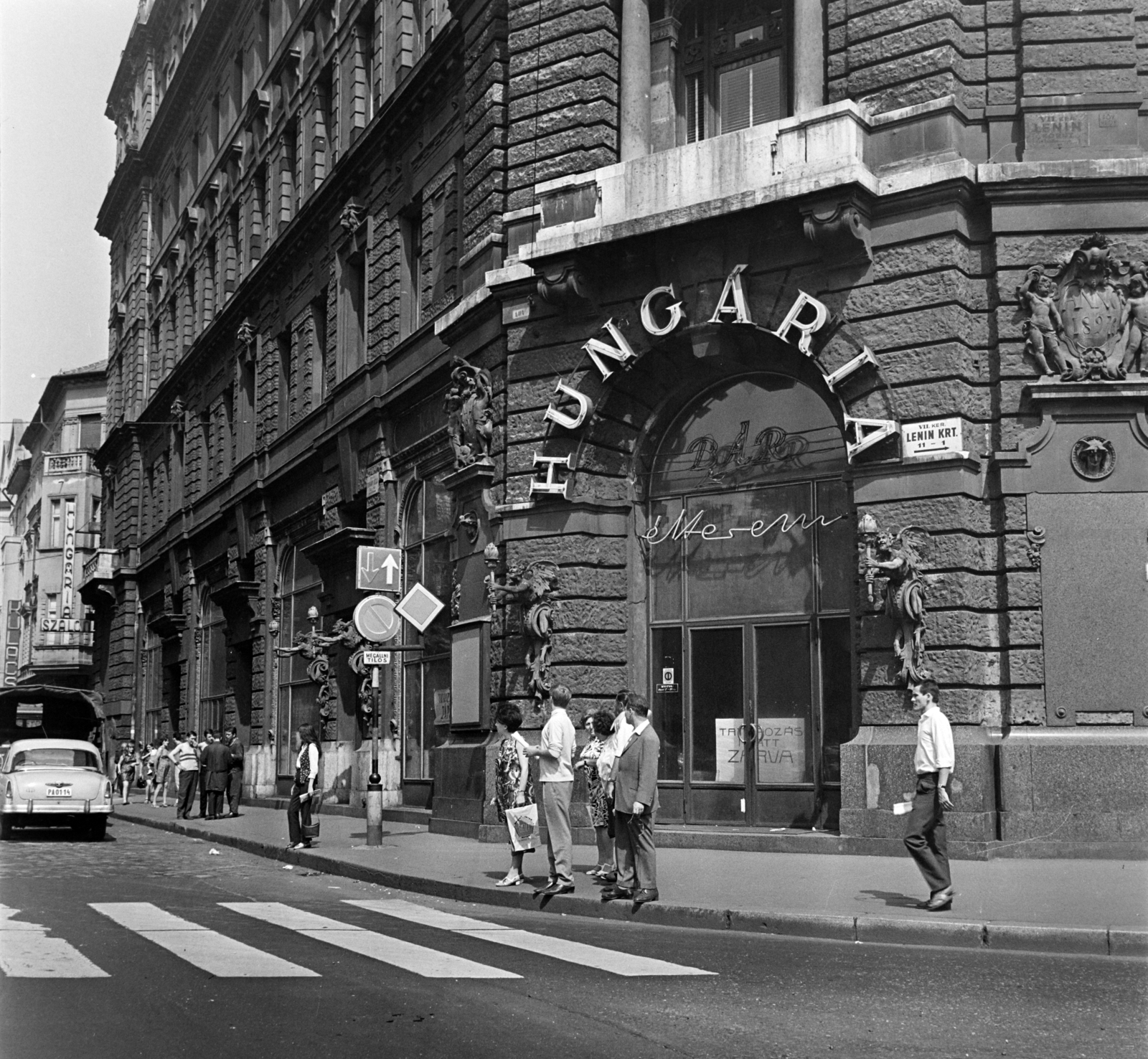 Hungary, Budapest VII., Dohány utca - Erzsébet (Lenin) körút sarok, Hungária (korábban és ma New York) kávéház., 1968, Bauer Sándor, neon sign, Budapest, crosswalk, Fortepan #126489