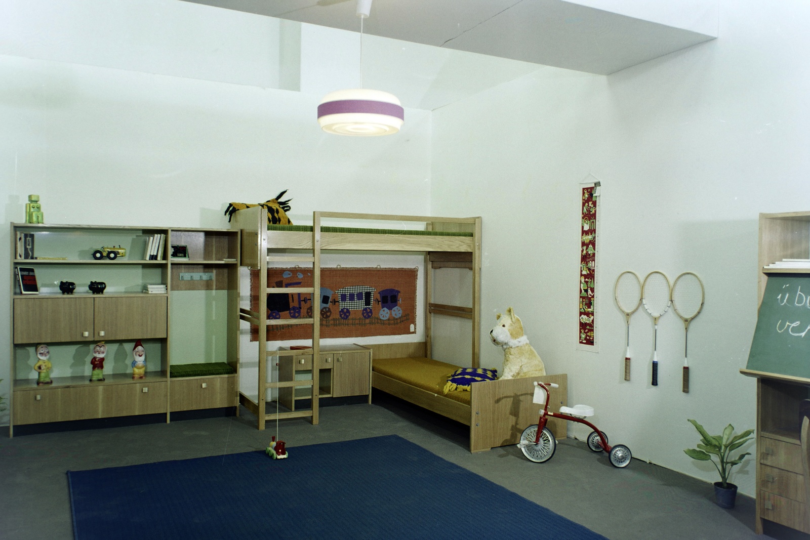 Magyarország, Városliget, Budapest XIV., Otthon '73 bútorkiállítás a BNV területén., 1972, Bauer Sándor, színes, gyerekszoba, lakberendezés, bútor, tricikli, nemzetközi vásár, Budapest, Fortepan #126540