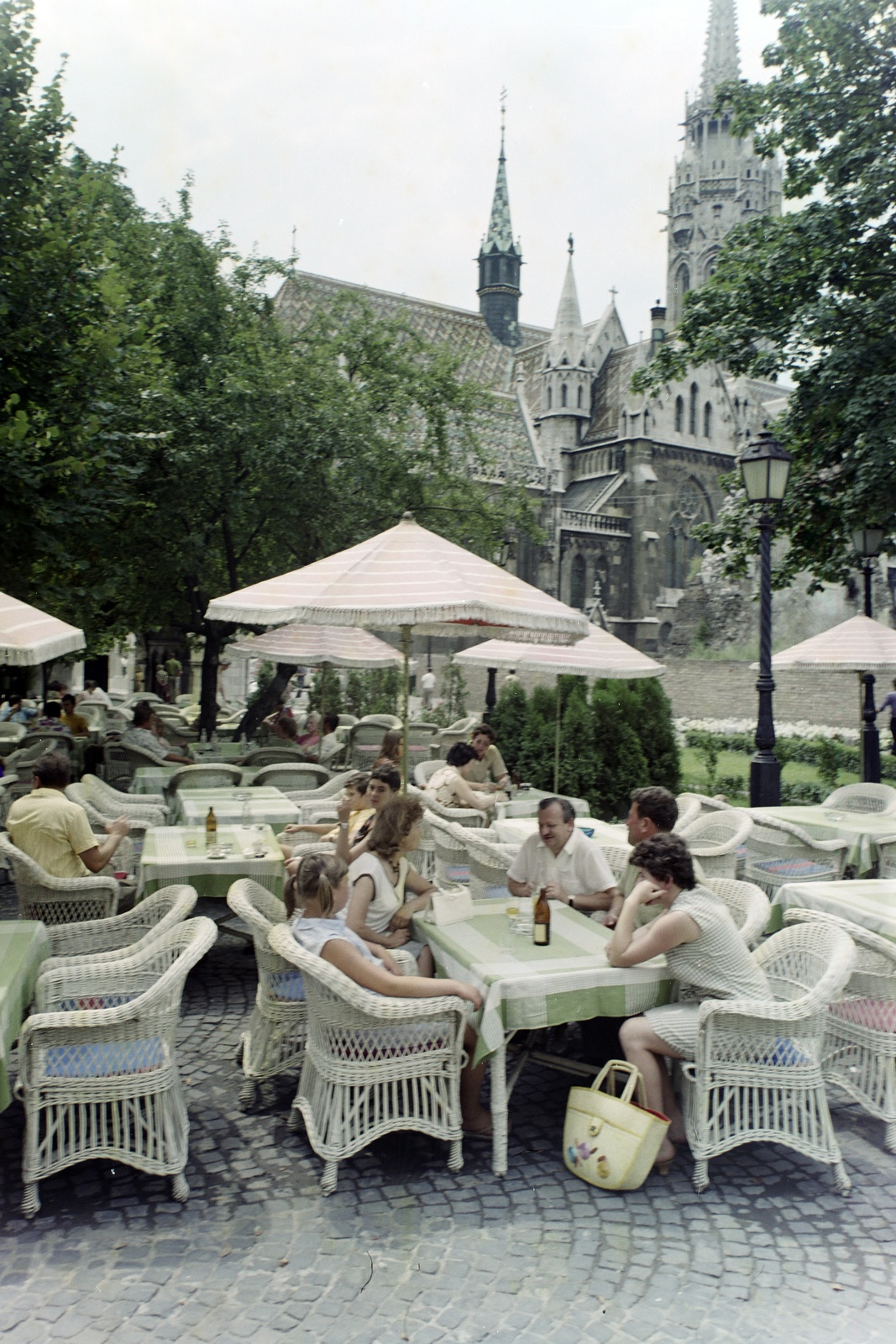Hungary, Halászbástya, Budapest I., étterem, háttérben a Mátyás-templom., 1979, Bauer Sándor, colorful, Budapest, wicker chair, bag, beer bottle, Fortepan #126545