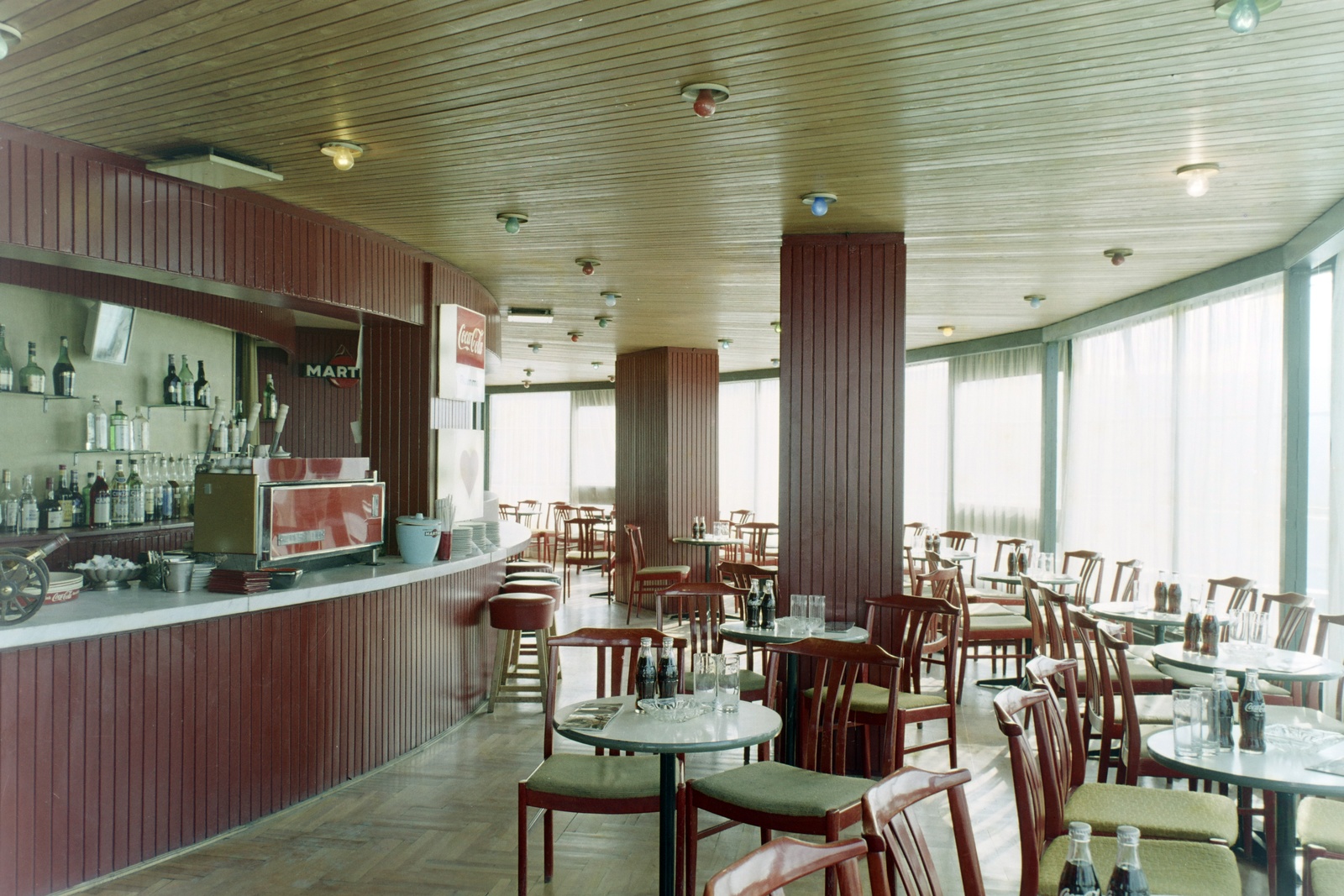 Magyarország, Budapest II., Szilágyi Erzsébet fasor, Budapest körszálló, eszpresszó., 1975, Bauer Sándor, színes, Budapest, Fortepan #126547