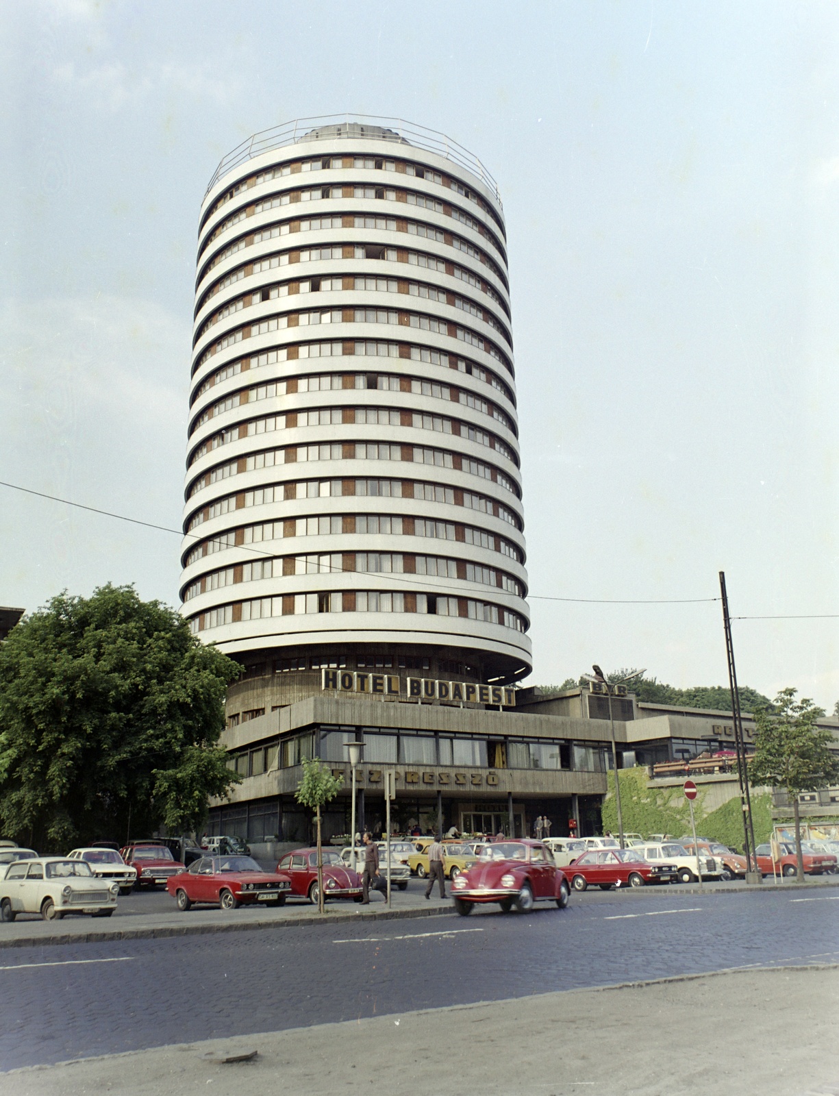 Magyarország, Budapest II., Szilágyi Erzsébet fasor, Budapest körszálló., 1975, Bauer Sándor, színes, Volkswagen-márka, Volkswagen Bogár, Budapest, Opel Manta, szálloda, Fortepan #126548