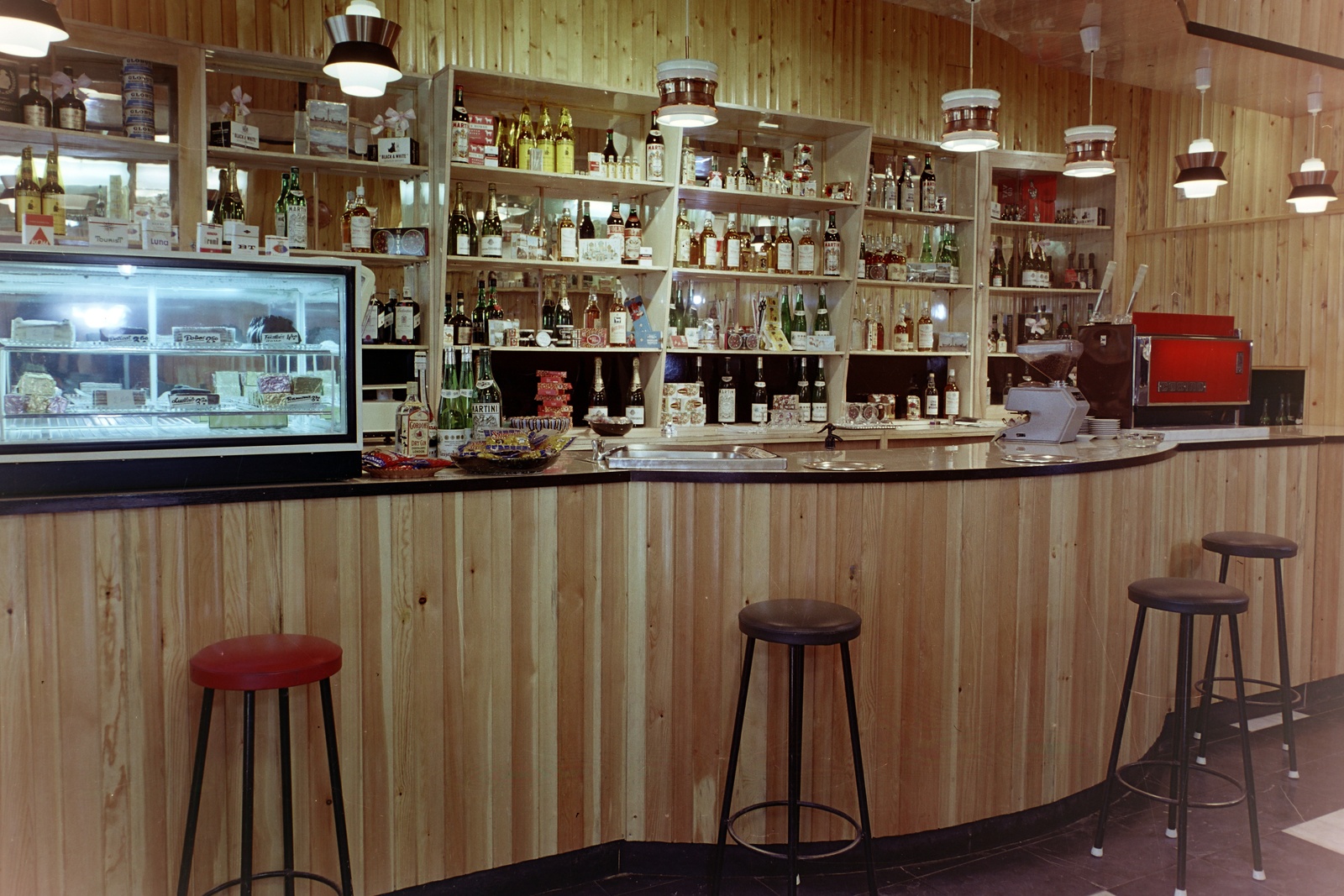 Magyarország, Budapest XIII., Váci út 39., Delicatesse üzlet., 1971, Bauer Sándor, színes, bárszék, faburkolat, kávégép, hűtőpult, Budapest, Fortepan #126551