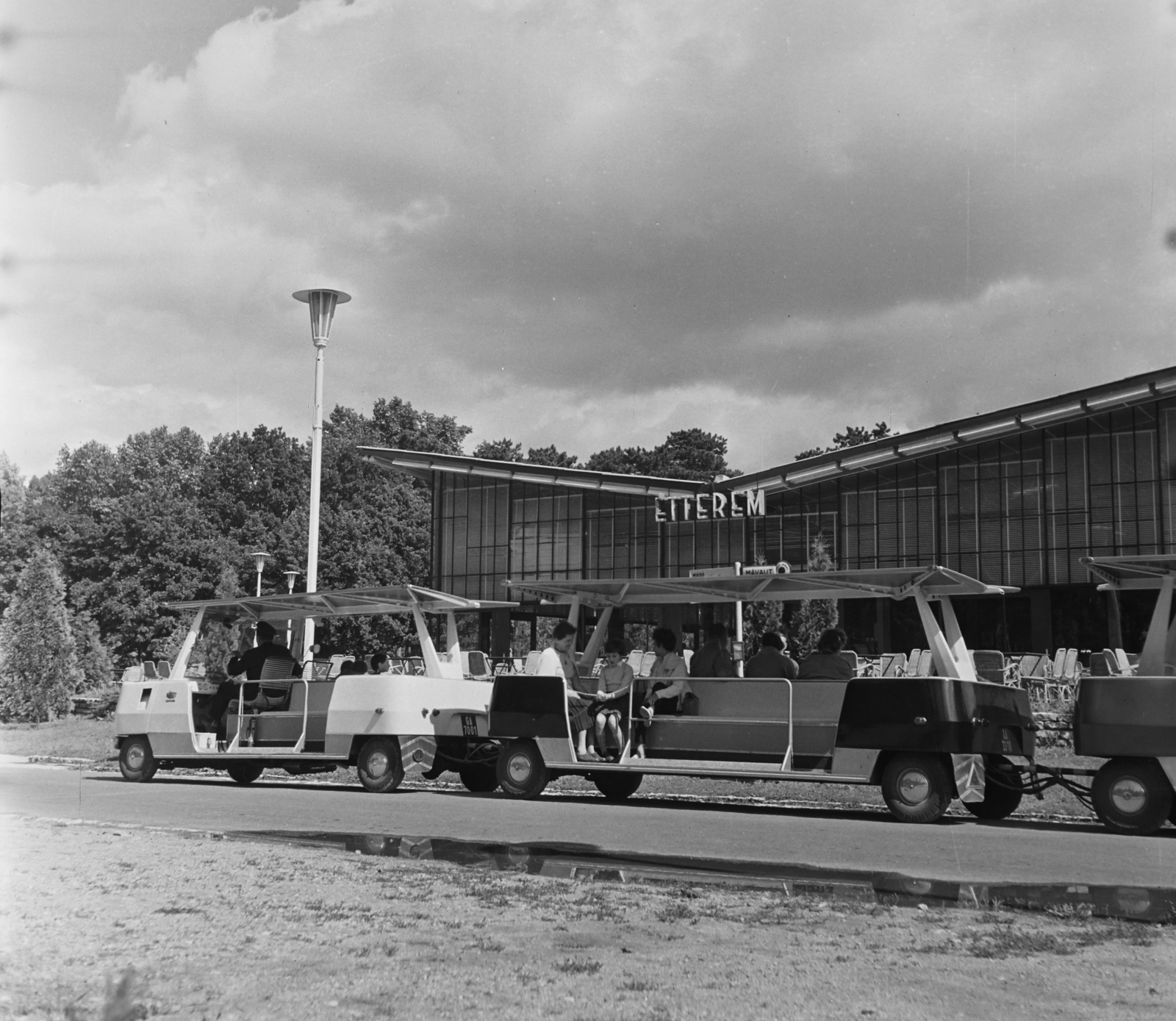 Magyarország, Balatonföldvár, a Zamárdi és Balatonföldvár között közlekedő MÁVAUT mikrobusz szerelvény a Motel étterem előtt., 1963, Bauer Sándor, étterem, idegenforgalom, Fortepan #126553