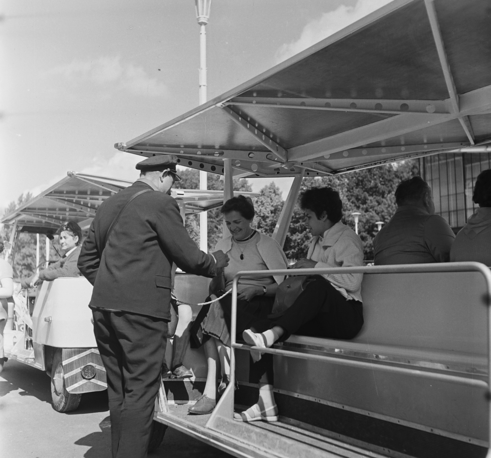 Magyarország, Balatonföldvár, a Zamárdi és Balatonföldvár között közlekedő MÁVAUT mikrobusz szerelvény a Motel étterem előtt., 1963, Bauer Sándor, kalauz, idegenforgalom, Fortepan #126554