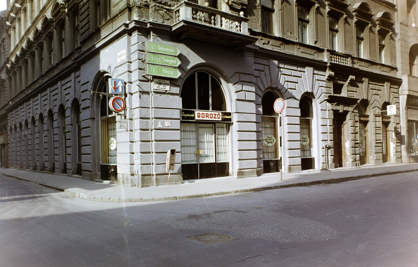 Magyarország, Budapest VII., Dohány utca 56., Eszpresszó és Borozó. Balra az Akácfa utca., 1971, Bauer Sándor, színes, Budapest, Fortepan #126555