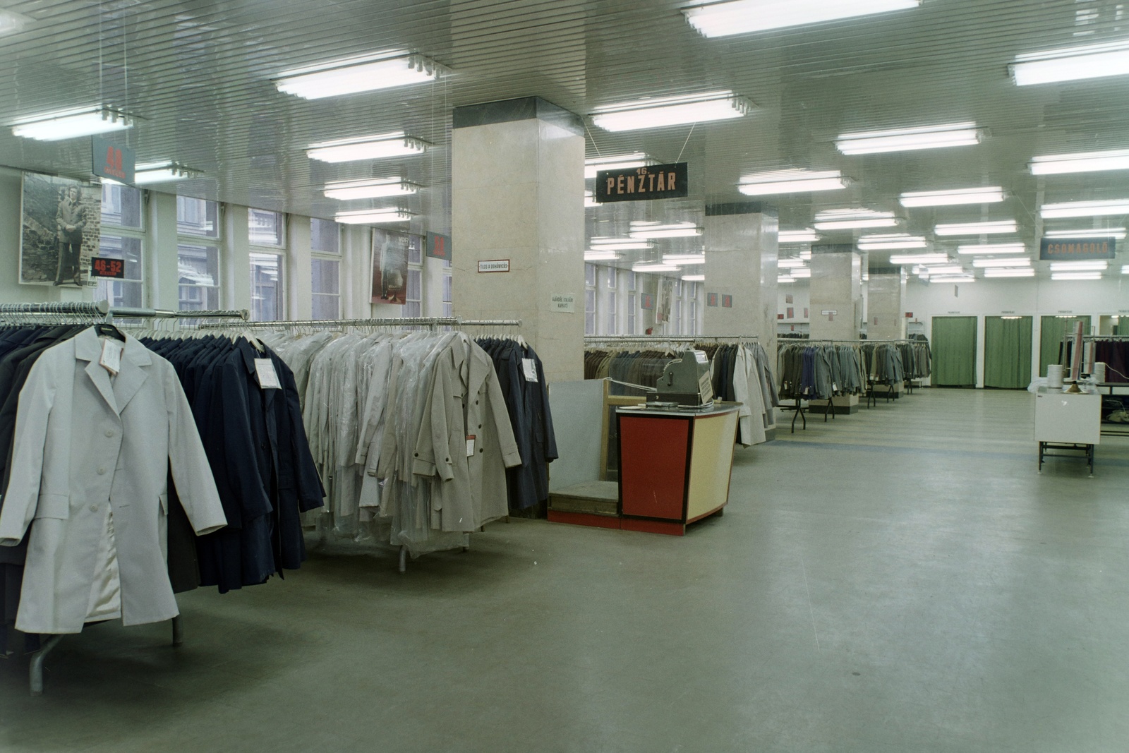 Magyarország, Budapest VIII., Blaha Lujza tér, Corvin Áruház, ruházati osztály., 1975, Bauer Sándor, divat, színes, áruház, Budapest, Fortepan #126557