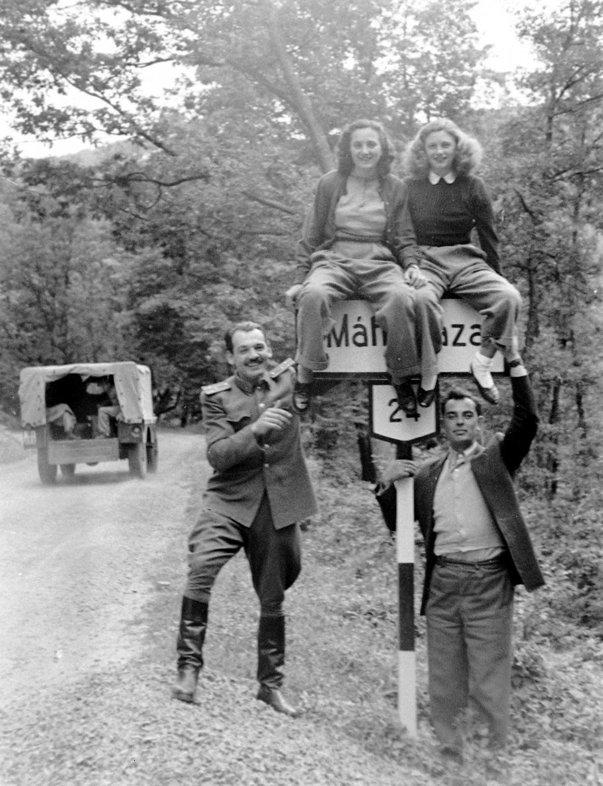 Hungary, Mátraháza, Mátraháza előtt a 24-es úton., 1955, Szent-tamási Mihály, sitting, place-name signs, fun, jesting, uniform, Fortepan #12656