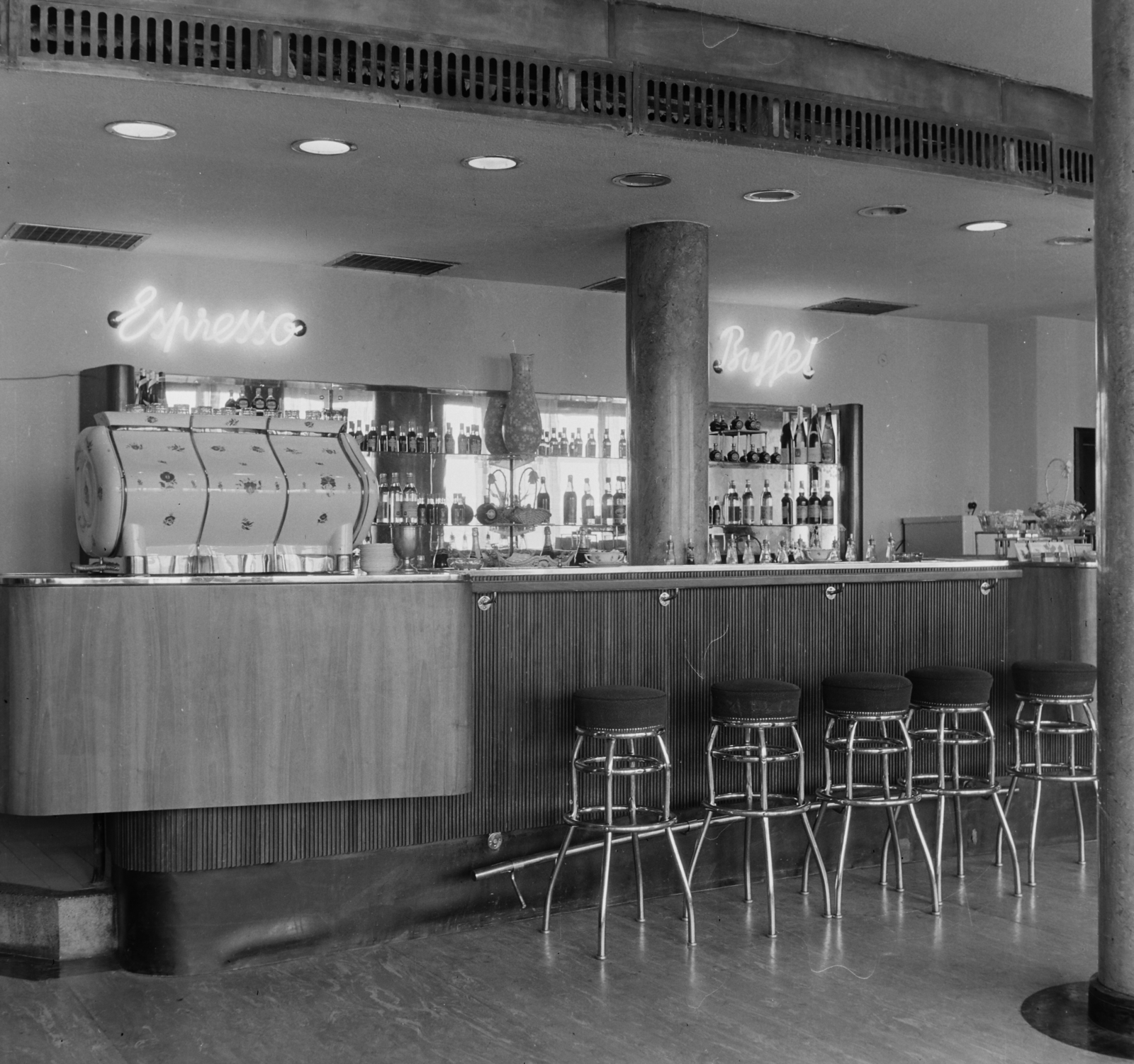 Hungary, Ferihegy (now - Ferenc Liszt) International Airport, Budapest XVIII., a tranzit szálló bárja., 1963, Bauer Sándor, Budapest, bar stool, Fortepan #126566