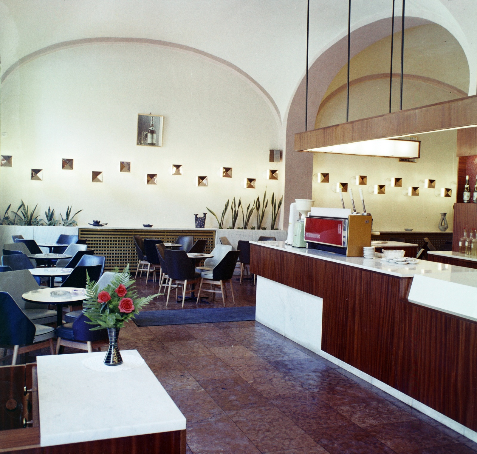 Hungary, Budapest I., Batthyány tér 7., Angelika eszpresszó., 1969, Bauer Sándor, colorful, Budapest, arch, flower, vase, coffee machine, Fortepan #126568