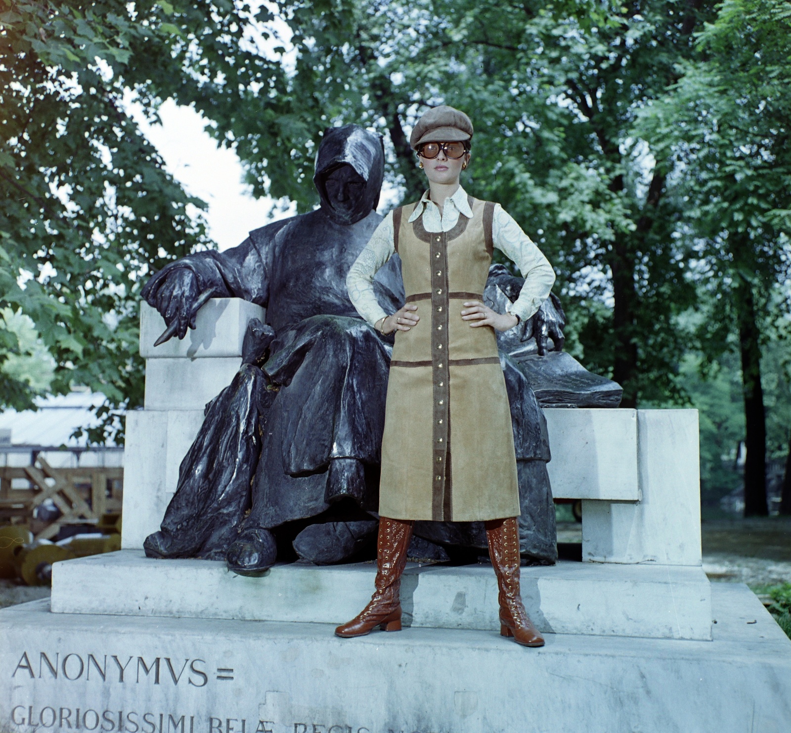 Hungary, Budapest XIV., Anonymus szobra (Ligeti Miklós 1903.), előtte Kemenes Mari manöken., 1973, Bauer Sándor, fashion, colorful, shades, Budapest, Fortepan #126578