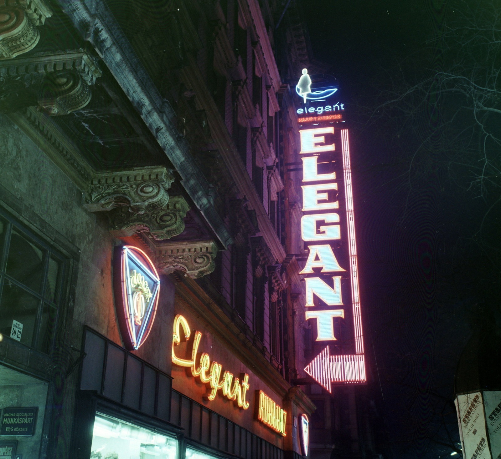 Hungary, Budapest VII., Erzsébet (Lenin) körút 40-42., Elegant Ruhaház, a Május 1 Ruhagyár üzlete., 1971, Bauer Sándor, colorful, neon sign, Budapest, Fortepan #126583