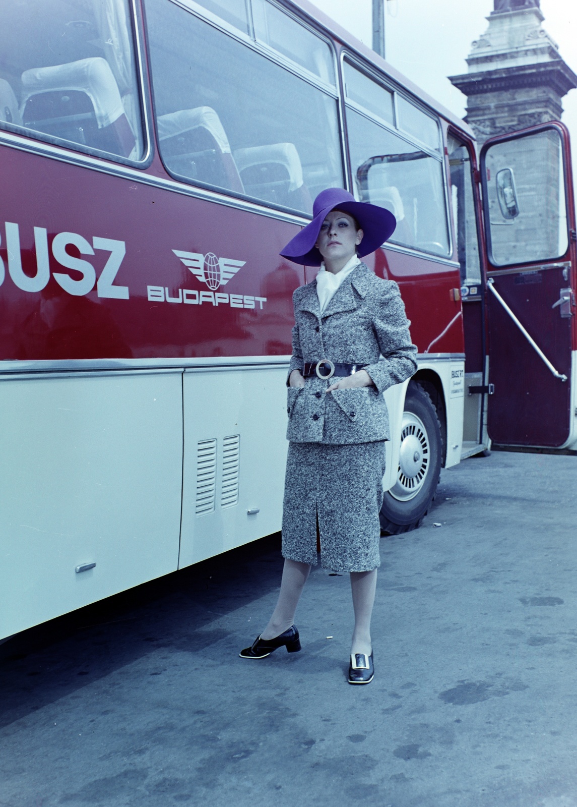 Magyarország, Budapest XIV., Hősök tere a Műcsarnok előtt., 1973, Bauer Sándor, divat, színes, autóbusz, Ikarus-márka, manöken, Budapest, lányok-járművek, kalap, Ibusz, Ikarus 250, Fortepan #126601