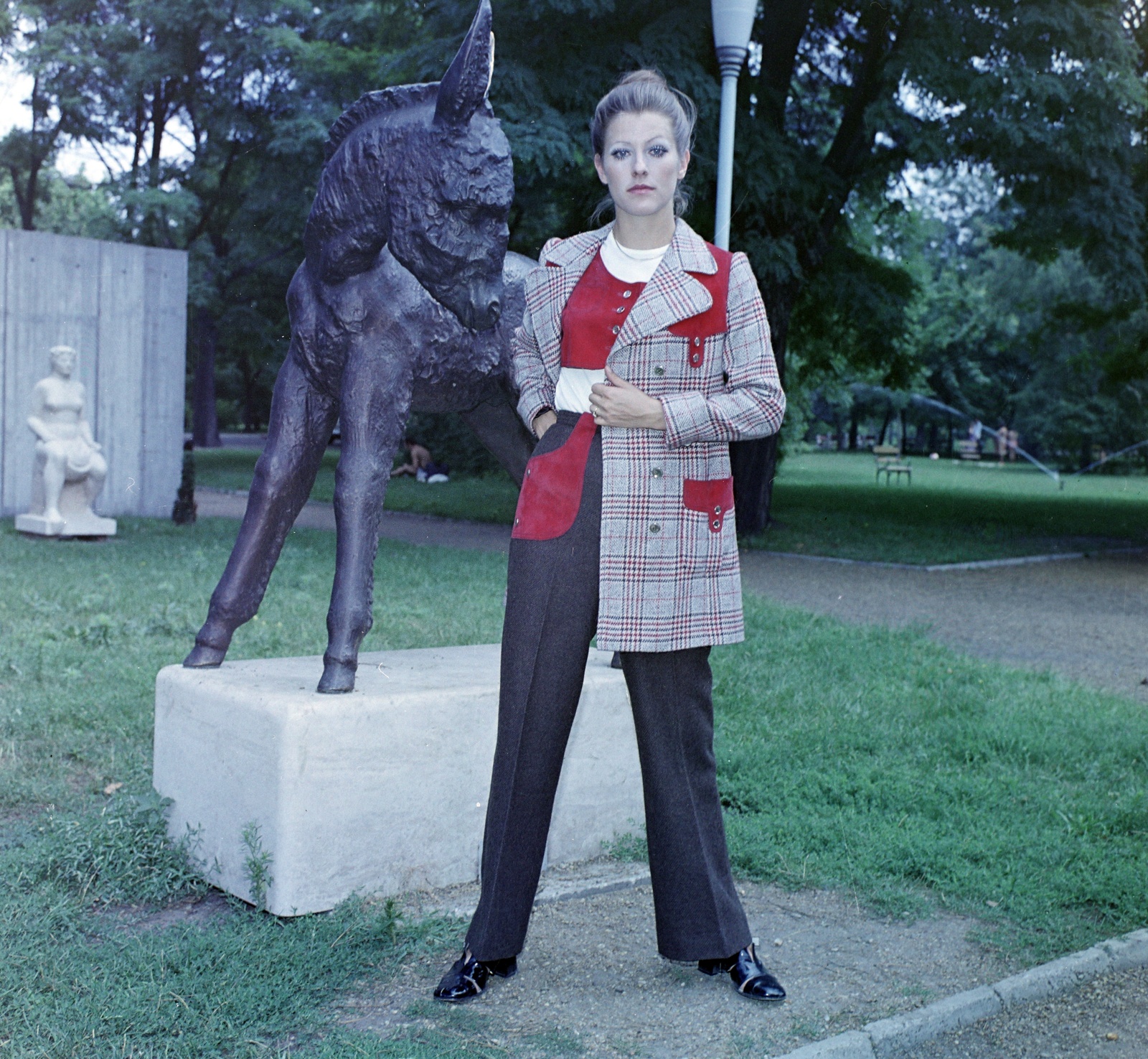 Hungary, Budapest XIV., Olof Palme sétány (Népstadion út), park az 1885-ös Országos Általános Kiállításra épült Műcsarnok előtt. 1954-től szobrászok, kőfaragók műhelye. Később a Képzőművészeti Kivitelező Vállalat székhelye., 1971, Bauer Sándor, fashion, colorful, Budapest, Fortepan #126603