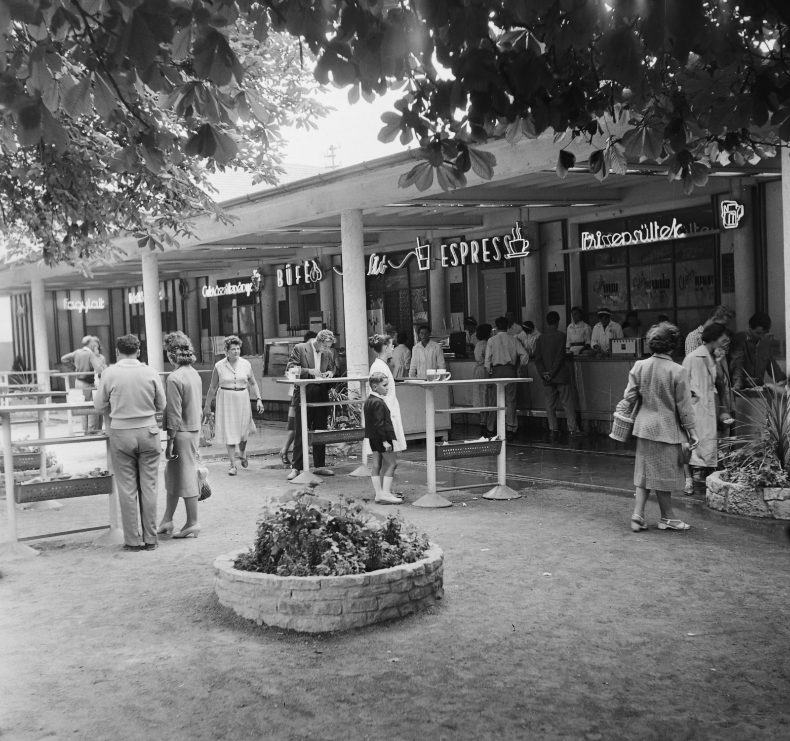 Magyarország,Balaton, Siófok, Kálmán Imre sétány, büfésor a vasútállomás mellett., 1959, Bauer Sándor, étkezés, kolbász, büfé, kávé, Fortepan #126625