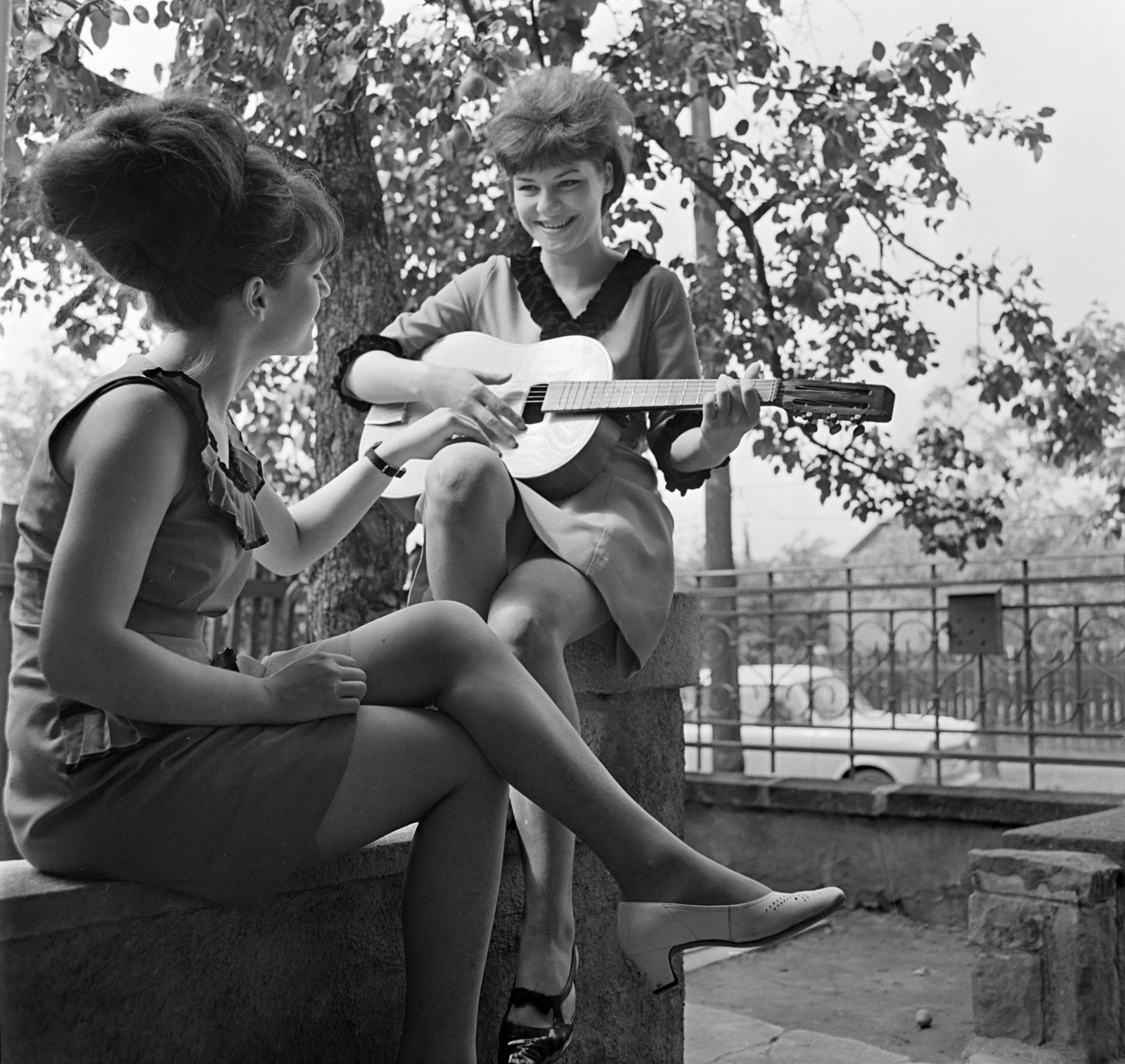 1965, Bauer Sándor, fashion, guitar, girl, cross-legged sitting, leg over leg, Fortepan #126655