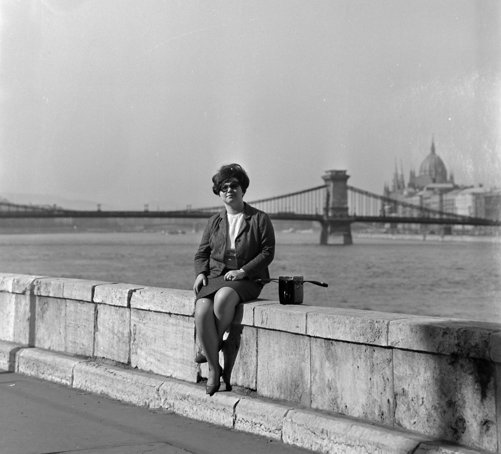 Hungary, Budapest I., Várkert (Groza Péter) rakpart az Ybl Miklós térnél, háttérben a Széchenyi Lánchíd és az Országház., 1965, Bauer Sándor, parliament, Budapest, sitting on a wall, Fortepan #126658