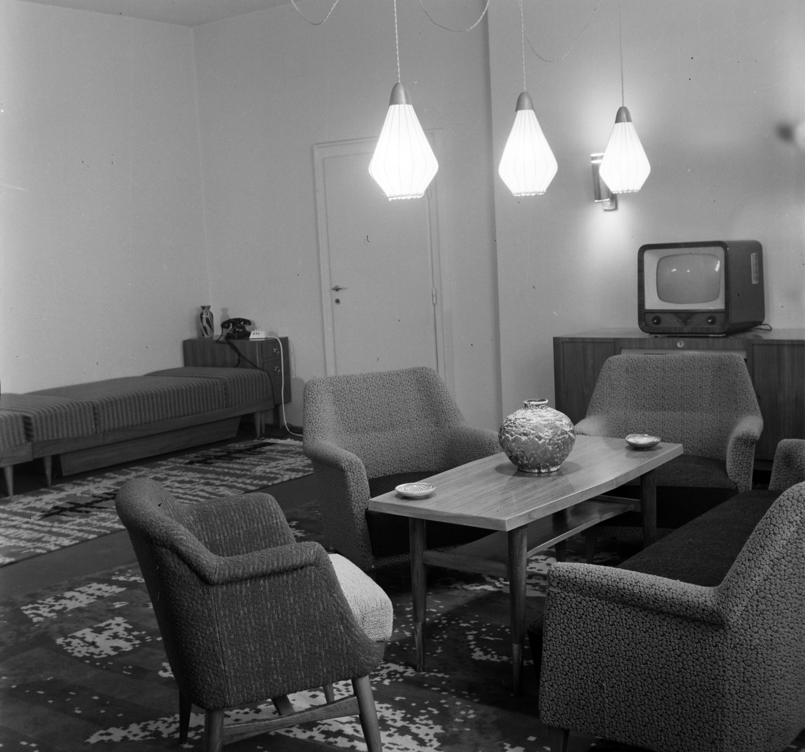 Hungary, Szeged, Széchenyi tér 3., a Tisza Szálló egyik szobája., 1963, Bauer Sándor, furnishing, furniture, TV, interior, Fortepan #126668