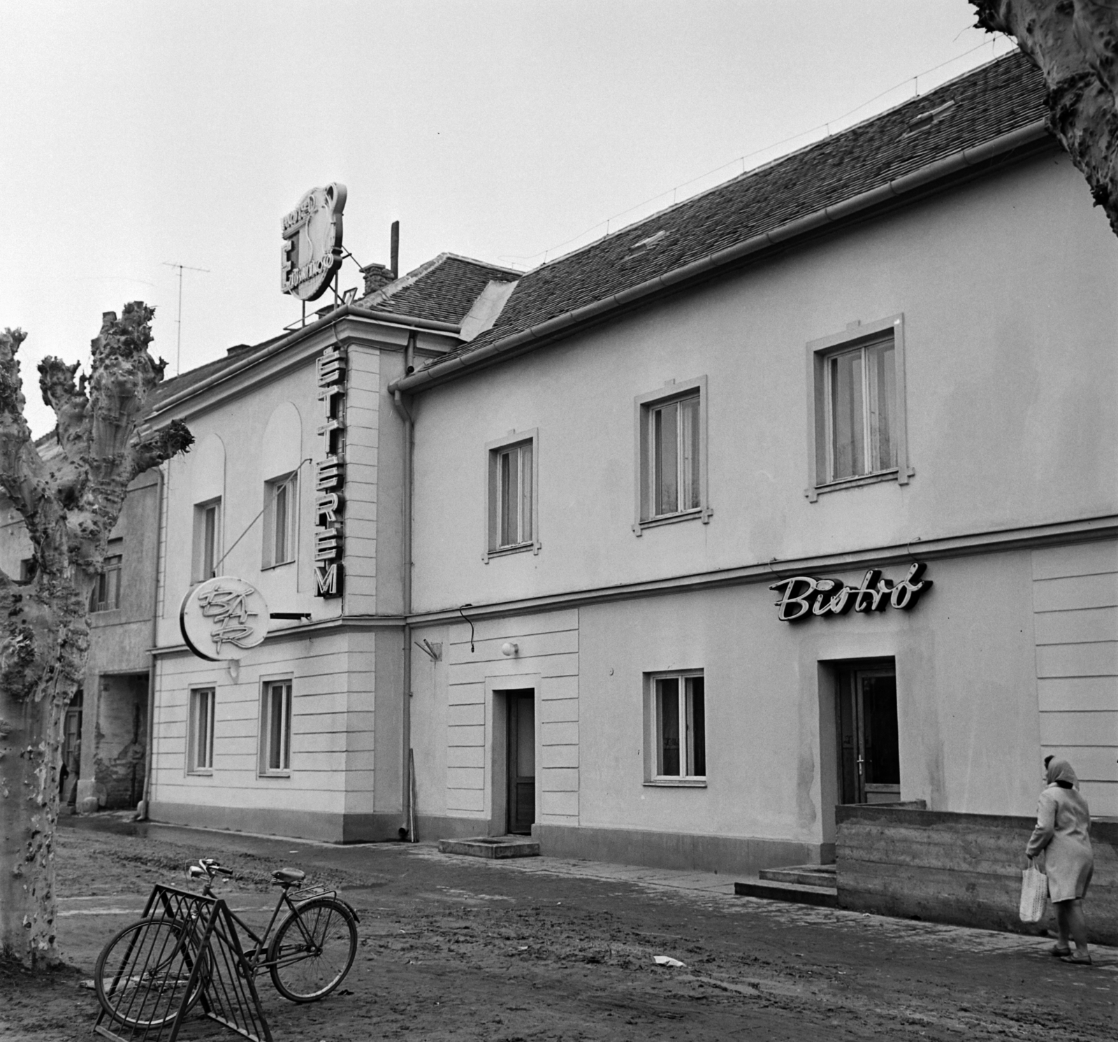 Magyarország, Nagyatád, Ezüstkancsó Hotel, étterem, bisztró., 1970, Bauer Sándor, kerékpár tároló, neon felirat, Fortepan #126684