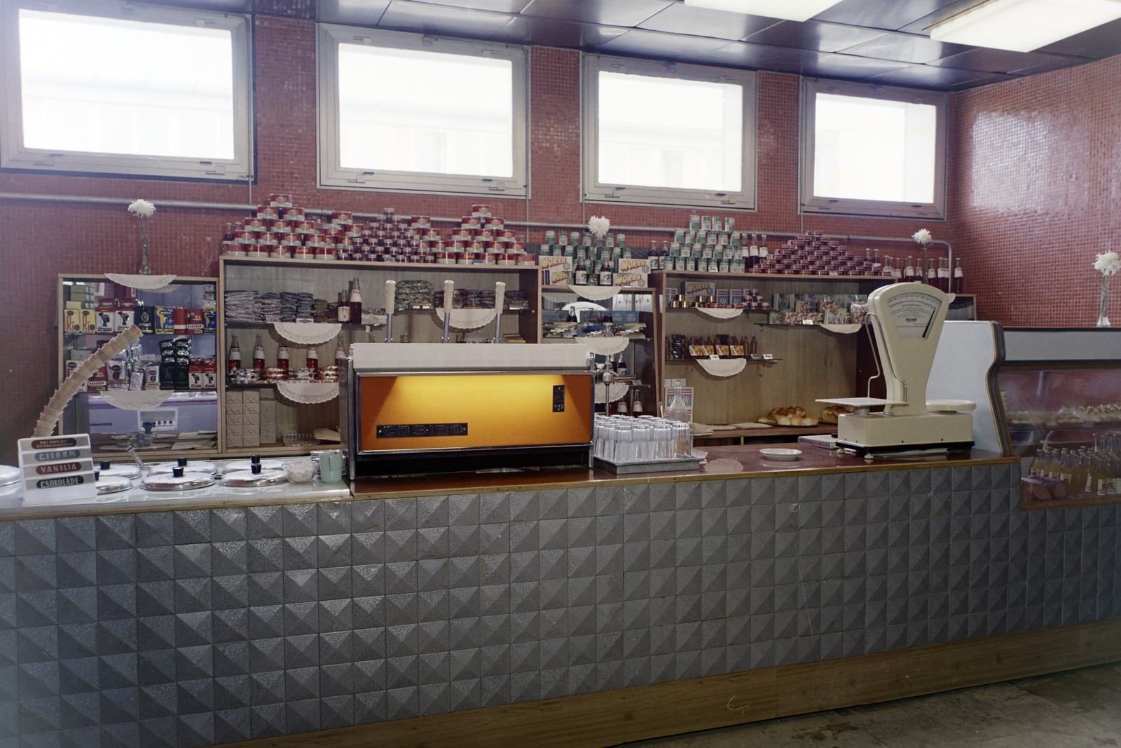 Magyarország, Százhalombatta, Dunamenti Erőmű, büfé., 1972, Bauer Sándor, színes, fagylaltpult, Casino-kávégép, mérleg, Fortepan #126692