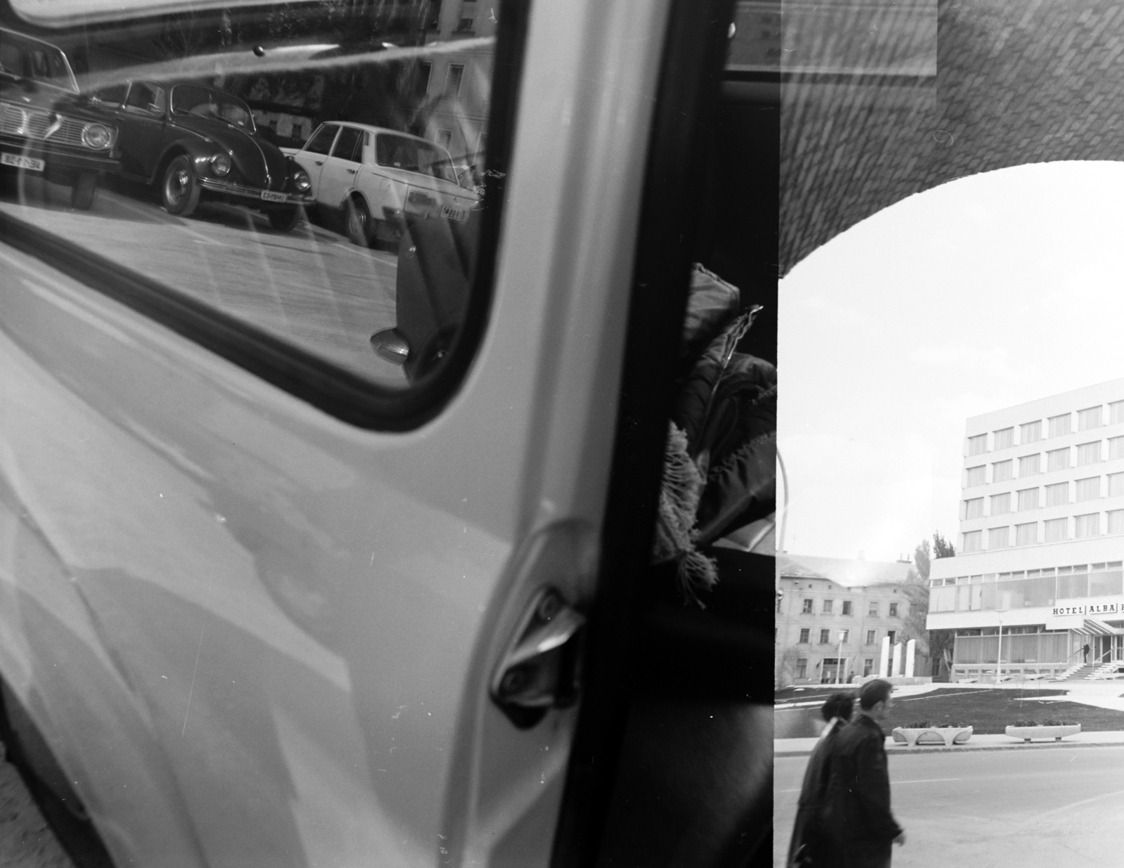 Hungary, Székesfehérvár, Hotel Alba Regia a Romkert bejáratától nézve., 1972, Bauer Sándor, number plate, volvo 140, reflection, erroneous photo, Fortepan #126694