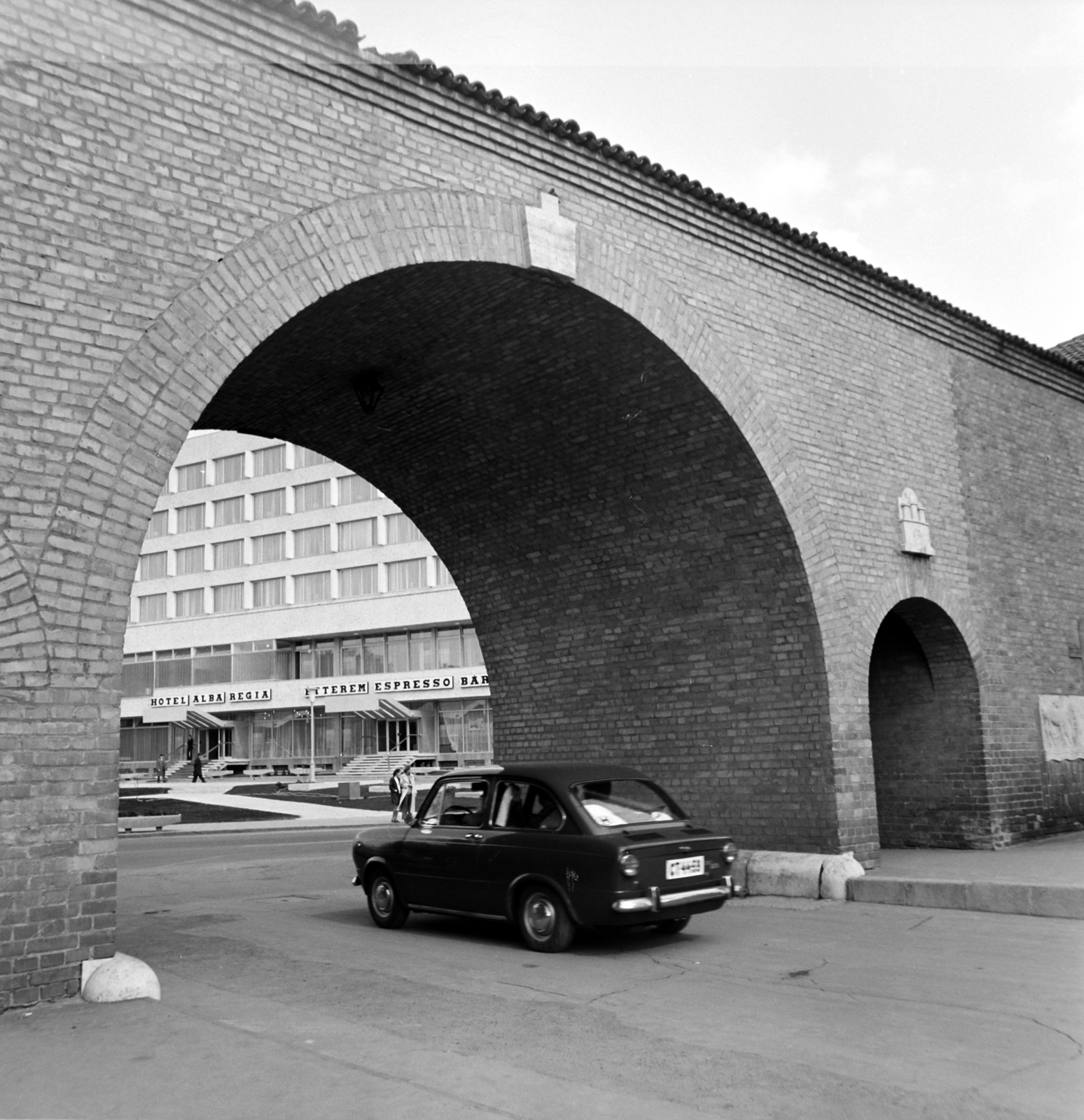 Hungary, Székesfehérvár, a Romkert bejárata, háttérben a Hotel Alba Regia., 1972, Bauer Sándor, Fiat-brand, Fortepan #126696