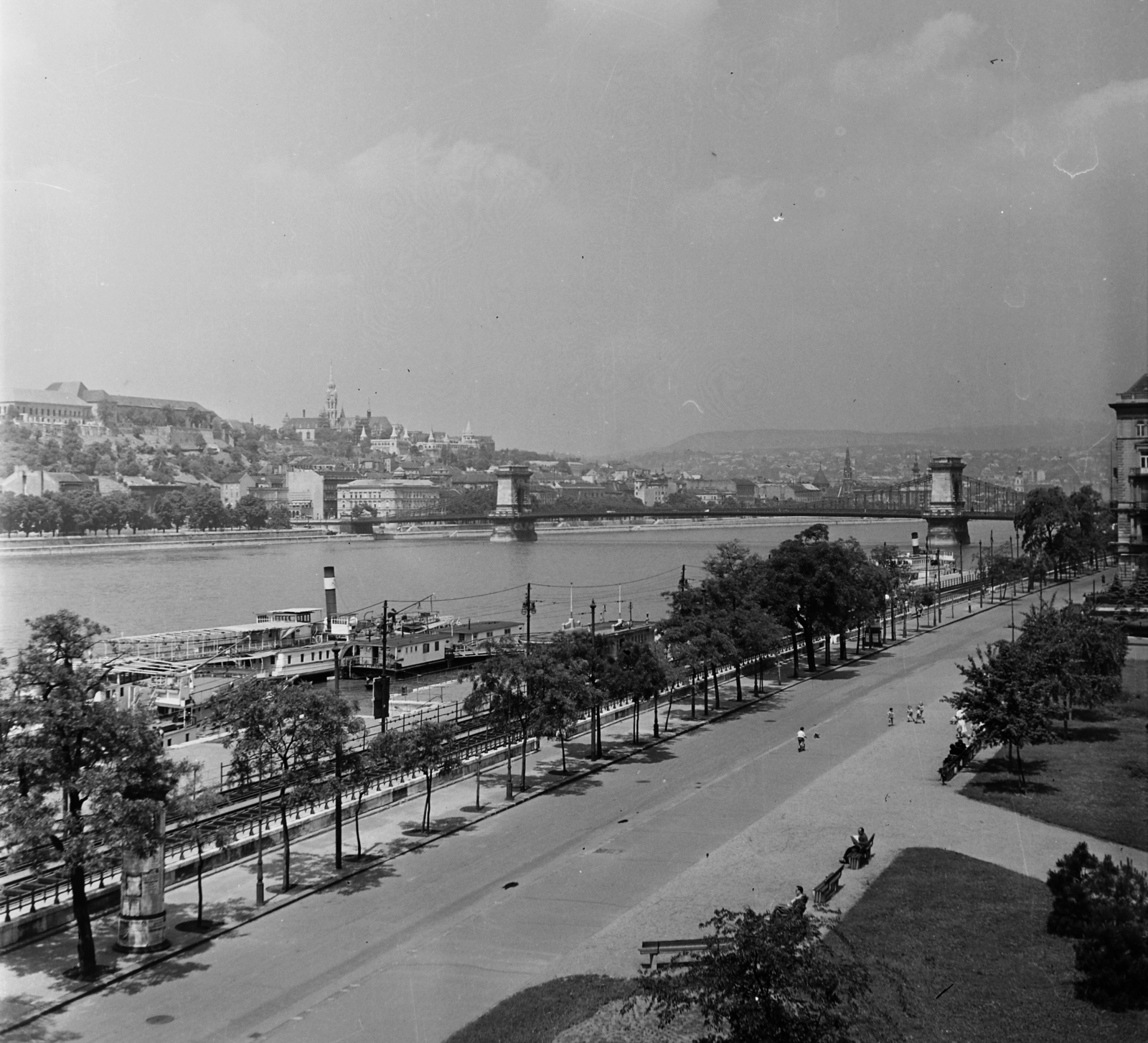 Hungary, Budapest V., kilátás a Duna szálló erkélyéről a Vigadó téri hajóállomás és a Széchenyi Lánchíd felé., 1958, Bauer Sándor, Budapest, picture, photo aspect ratio: square, Fortepan #126704