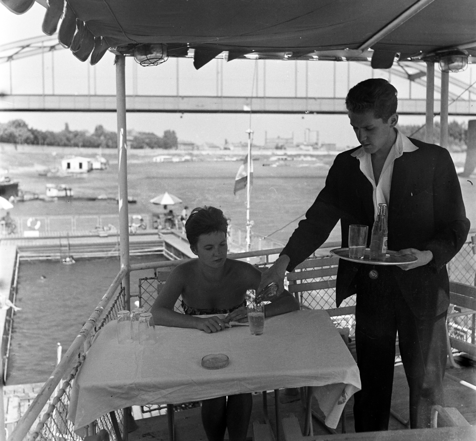 Hungary, Szeged, Szőke Tisza I. hajószálló és úszóháza a Korányi rakpartnál a Tiszán, háttérben a Belvárosi híd., 1963, Bauer Sándor, waiter, Fortepan #126709