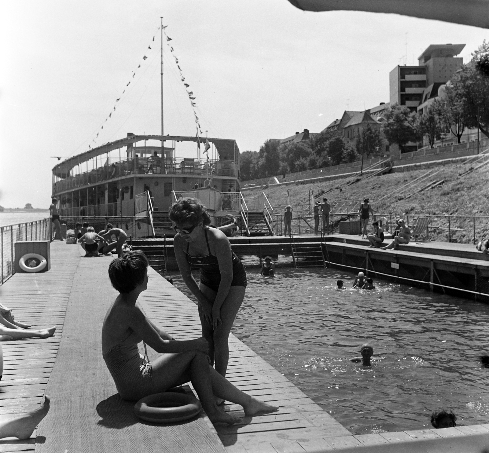 Hungary, Szeged, Szőke Tisza I. hajószálló és úszóháza a Korányi rakpartnál a Tiszán., 1963, Bauer Sándor, houseboat, bathing, Fortepan #126710