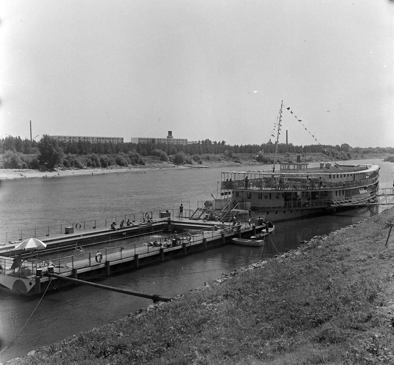 Hungary, Szeged, Szőke Tisza I. hajószálló és úszóháza a Korányi rakpartnál a Tiszán., 1963, Bauer Sándor, houseboat, ship, Fortepan #126711