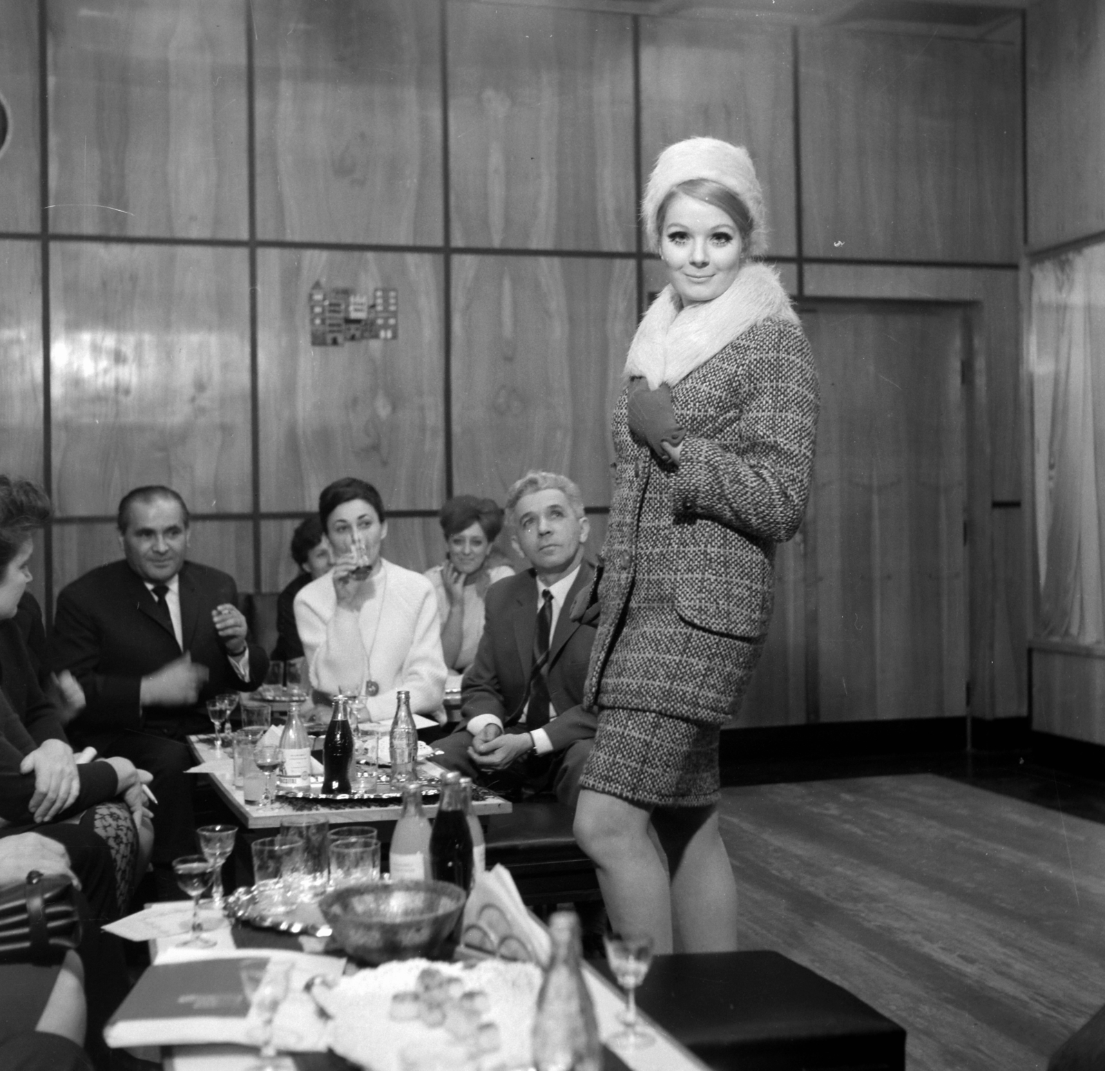 Hungary, Budapest VIII., Elnök utca 1., Május 1 Ruhagyár, vendégek a gyár rögtönzött divatbemutatóját nézik., 1966, Bauer Sándor, fashion, fashion show, Budapest, Fortepan #126713