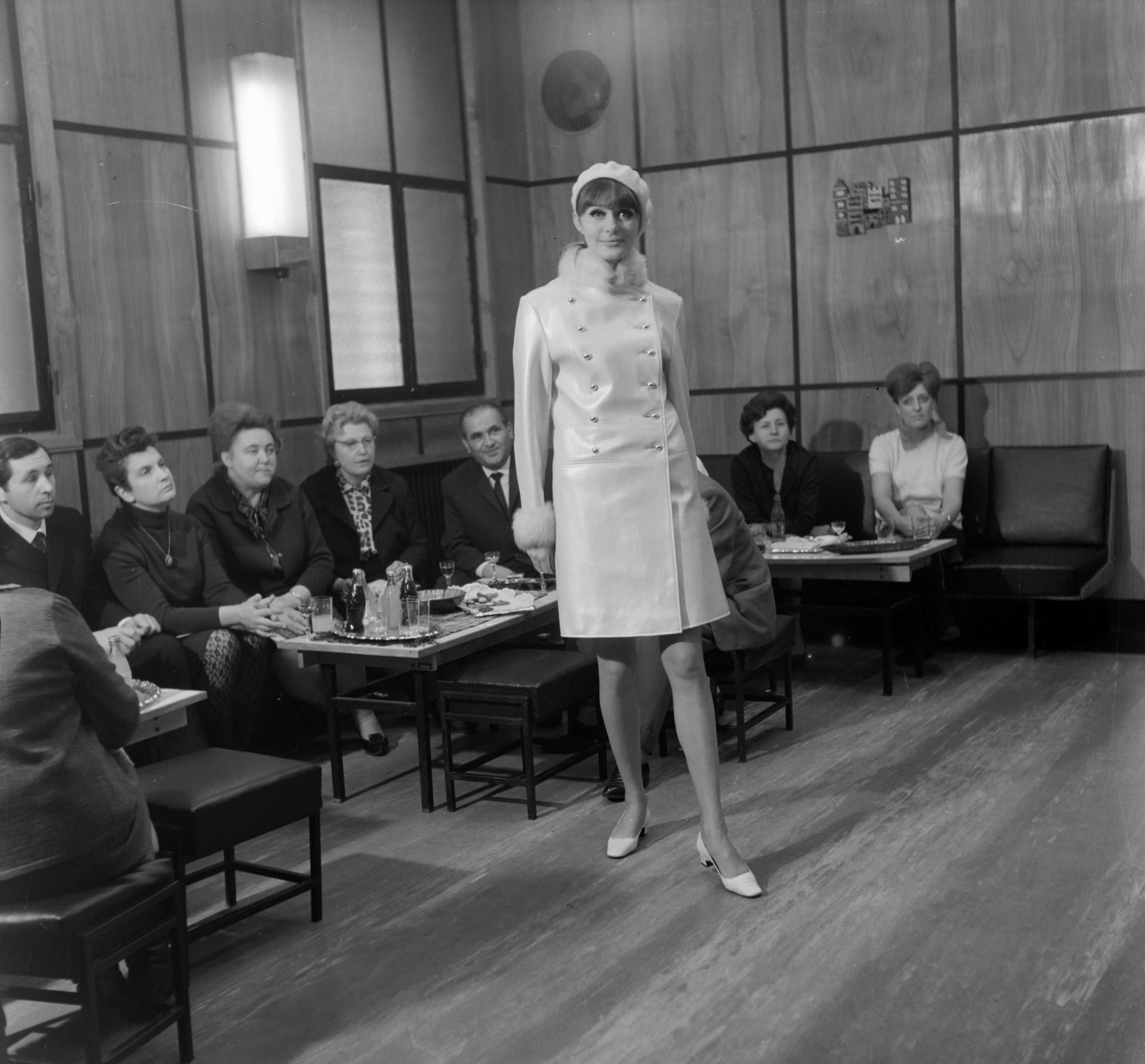 Hungary, Budapest VIII., Elnök utca 1., Május 1 Ruhagyár, vendégek a gyár rögtönzött divatbemutatóját nézik. Zám Edit manöken., 1966, Bauer Sándor, fashion, fashion show, Budapest, Fortepan #126714
