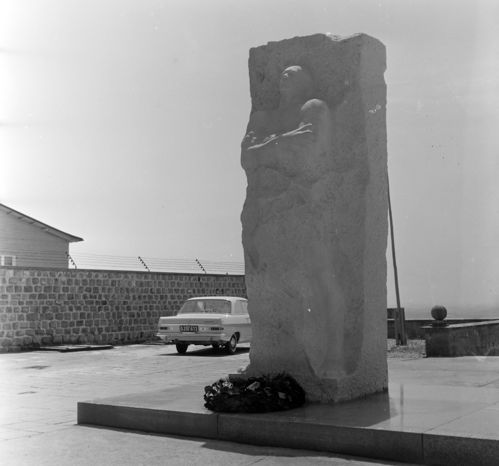 Austria, Mauthausen, Karbisev emlékmű az egykori koncentrációs tábor helyén., 1969, Bauer Sándor, sculpture, Fortepan #126728