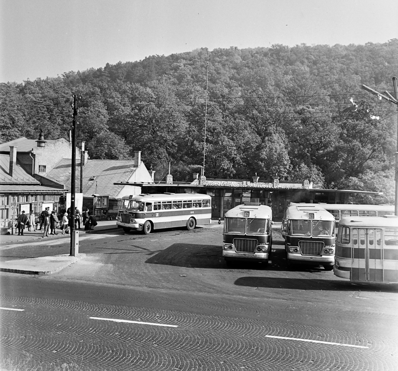 Hungary, Budapest II., Hűvösvölgyi út (Vörös Hadsereg útja), autóbusz-végállomás., 1970, Bauer Sándor, bus, Ikarus-brand, cobblestones, Ikarus 620, Budapest, Fortepan #126732