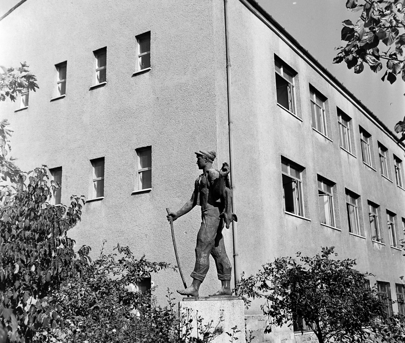 Hungary, Budapest II., Törökvész út 67-69., a Vadorzó című szobor az iskola udvarán (Antal Károly, 1960.)., 1960, Bauer Sándor, Budapest, sculpture, Fortepan #126734