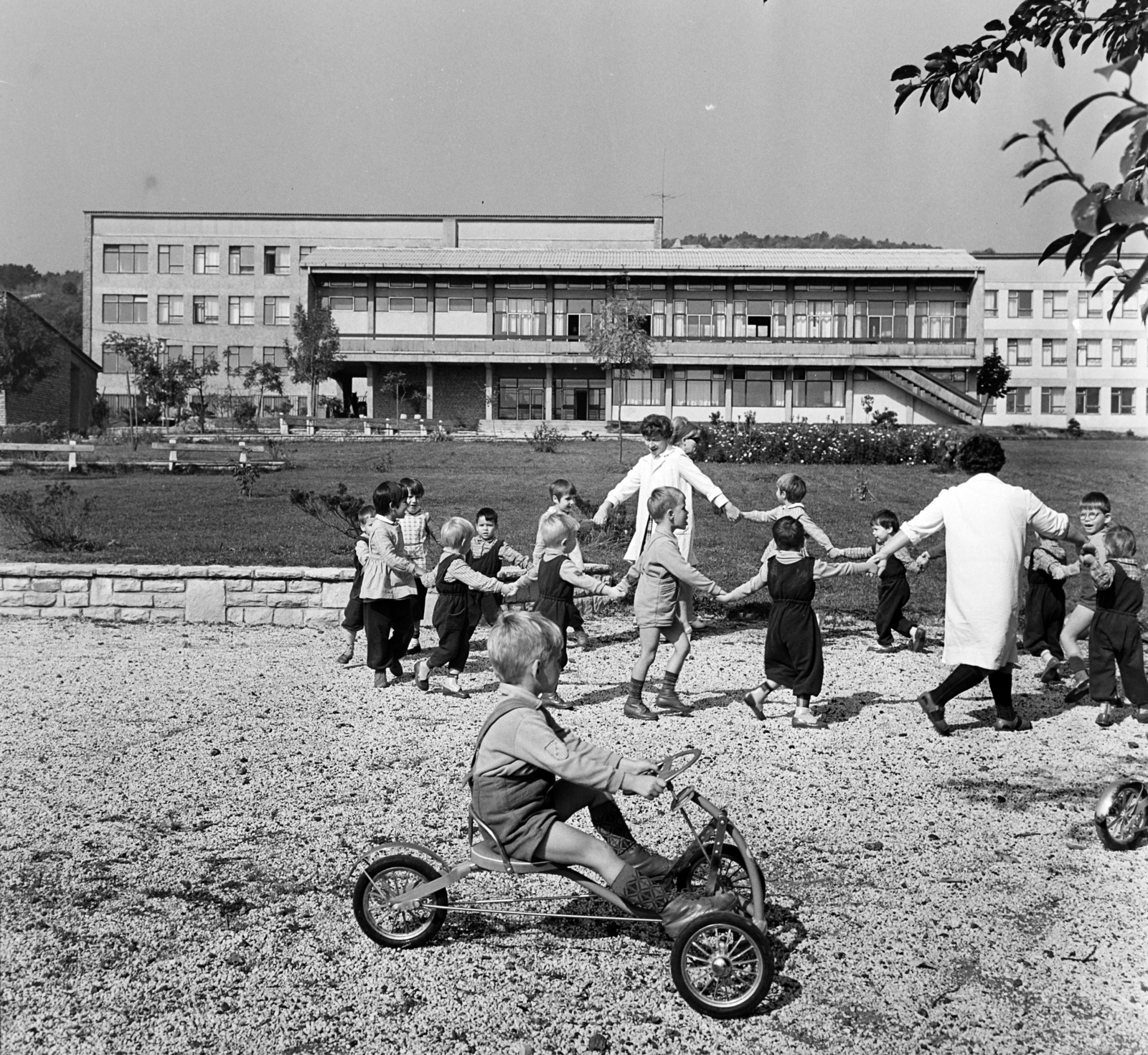 Hungary, Budapest II., Csatárka úti gyermekváros (később Cseppkő Gyermekotthoni Központ)., 1964, Bauer Sándor, Budapest, hold hands, nursery, pedal car, Fortepan #126738