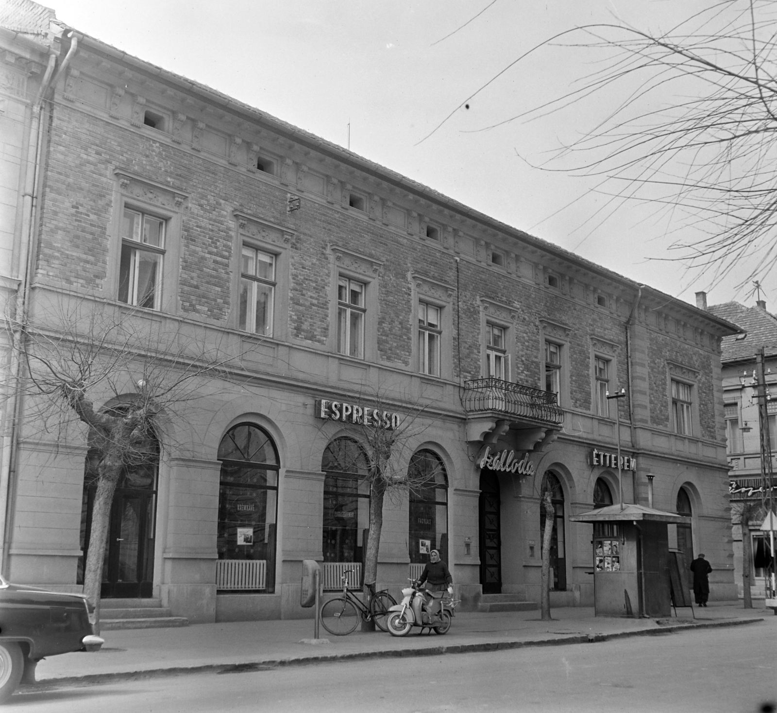 Hungary, Kalocsa, Szent István király út 37., jobbra a Városház utca., 1962, Bauer Sándor, neon sign, ice cream seller, newsstand, bicycle, Fortepan #126753