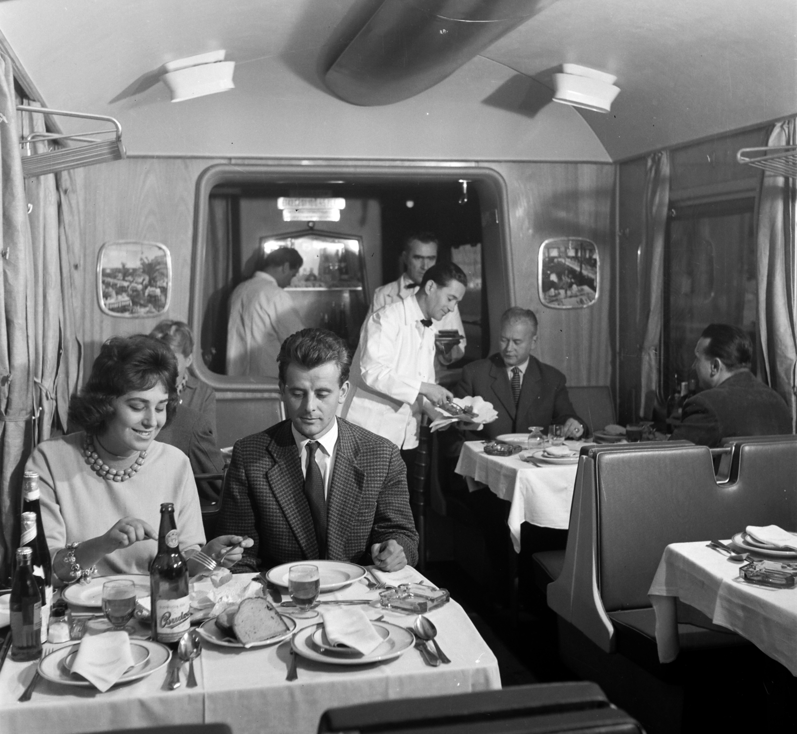 Hungary, Budapest VI., Teréz (Lenin) körút, Nyugati pályaudvar, Utasellátó étkezőkocsi., 1960, Bauer Sándor, dining car, Budapest, Fortepan #126754
